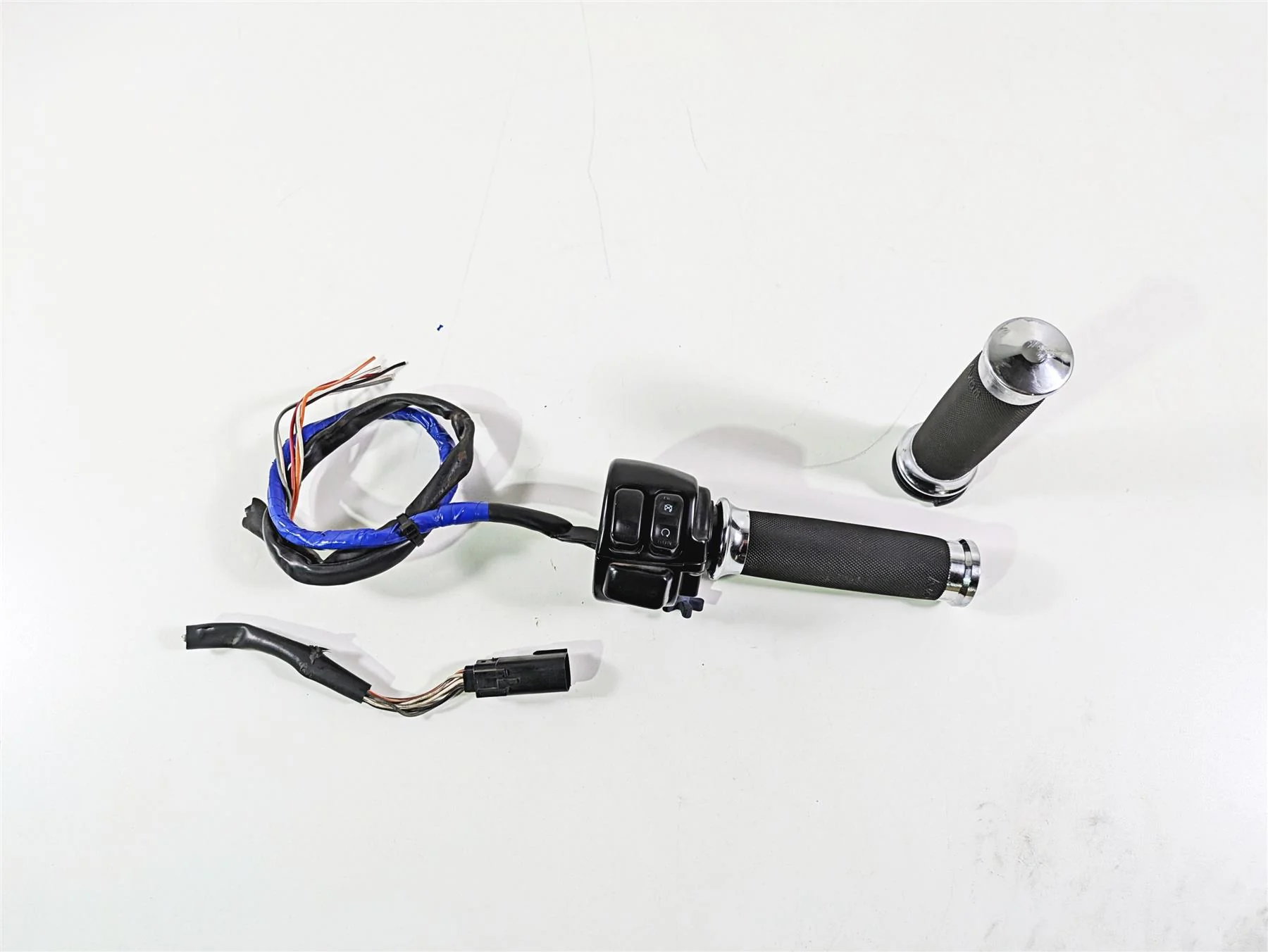 2009 Harley FLSTSB Cross Bones Right Hand Control Switch - Read 71684-06A - Image 4