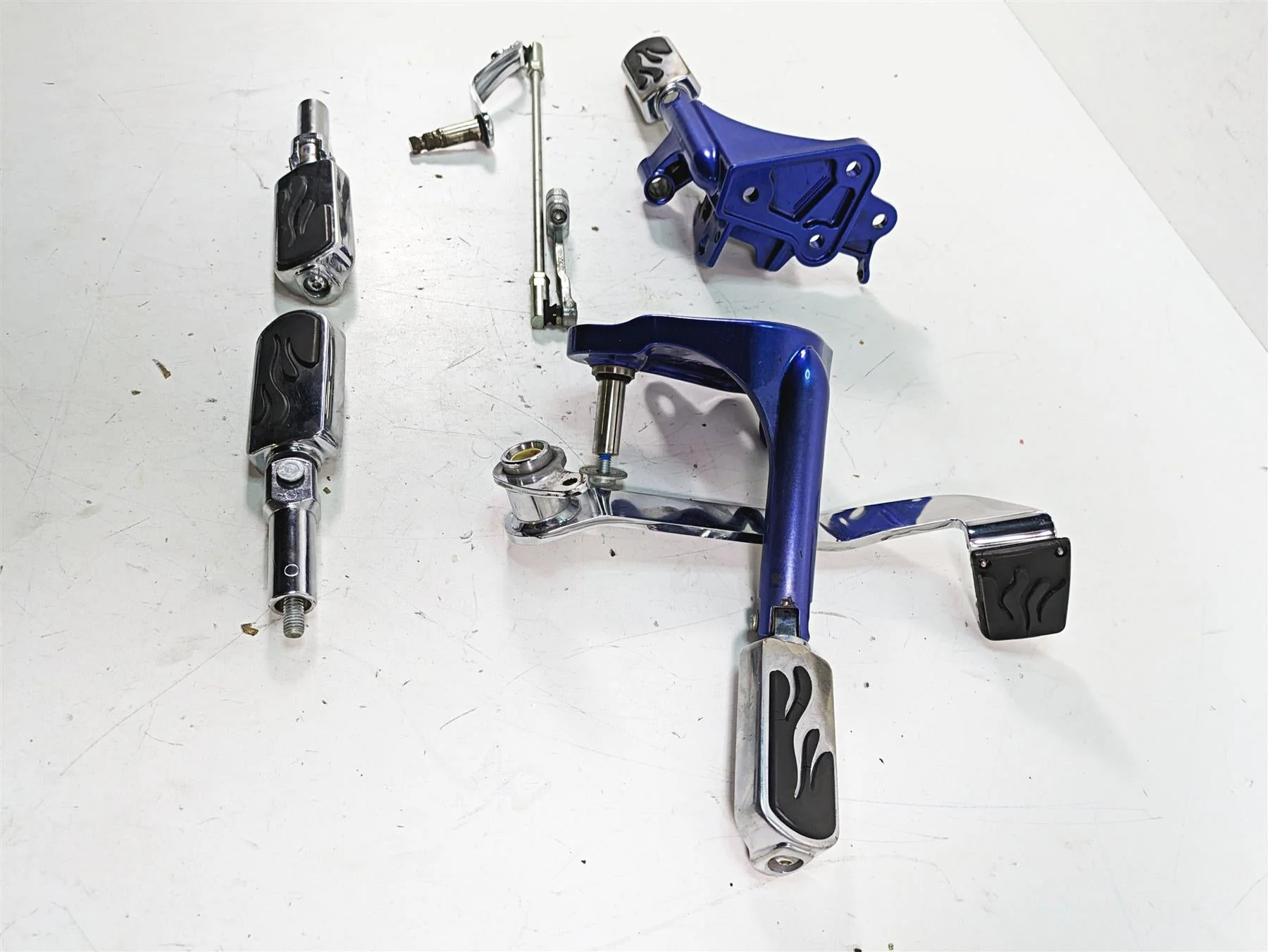2009 Harley FXCWC Softail Rocker C Flame Foot Peg & Blue Brackets Set 33683-07A - Image 3