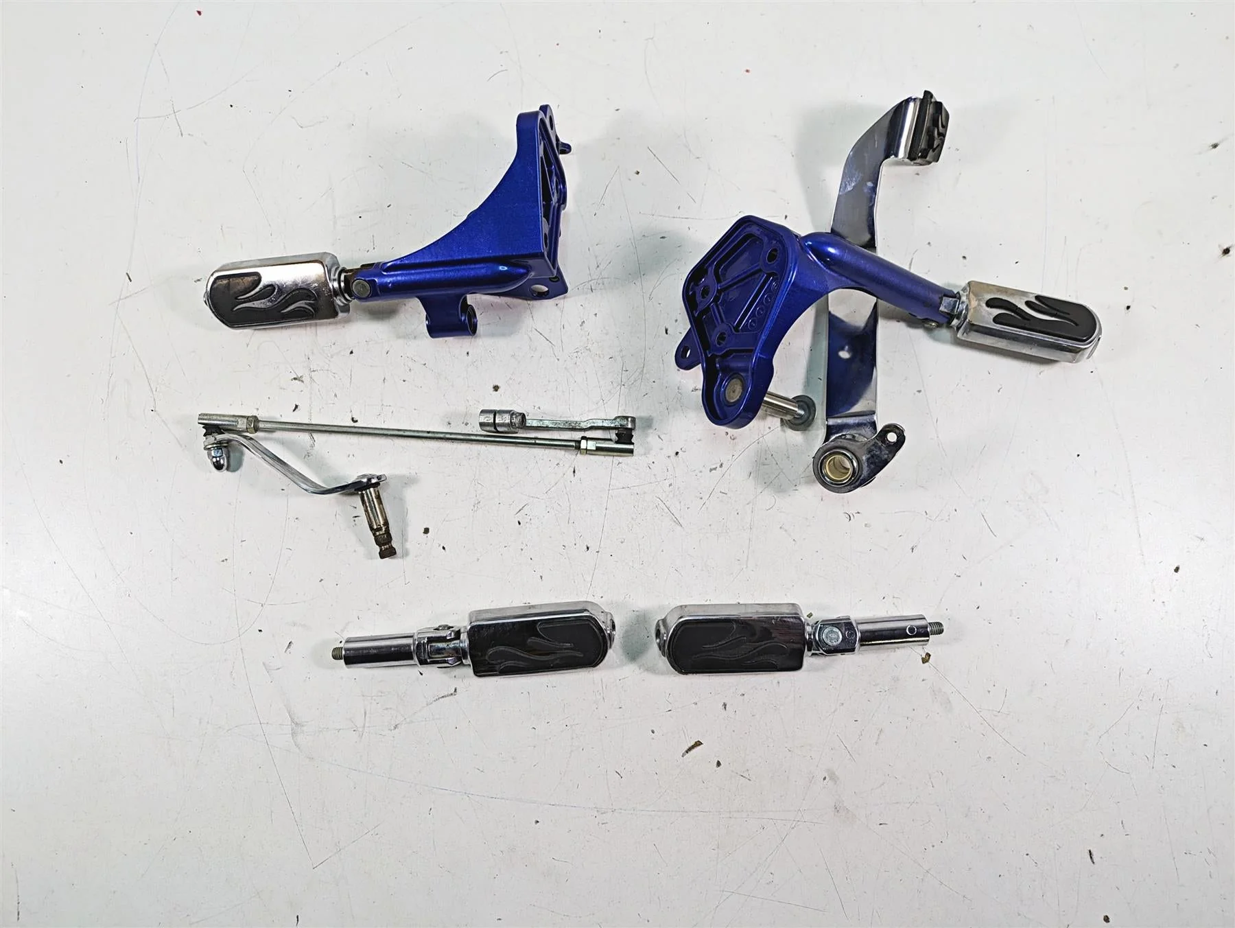 2009 Harley FXCWC Softail Rocker C Flame Foot Peg & Blue Brackets Set 33683-07A - Image 4