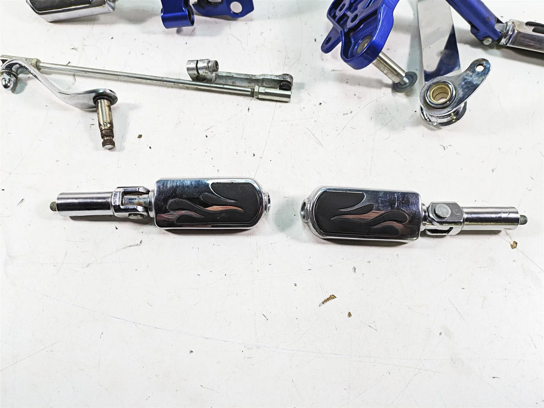 2009 Harley FXCWC Softail Rocker C Flame Foot Peg & Blue Brackets Set 33683-07A - Image 5