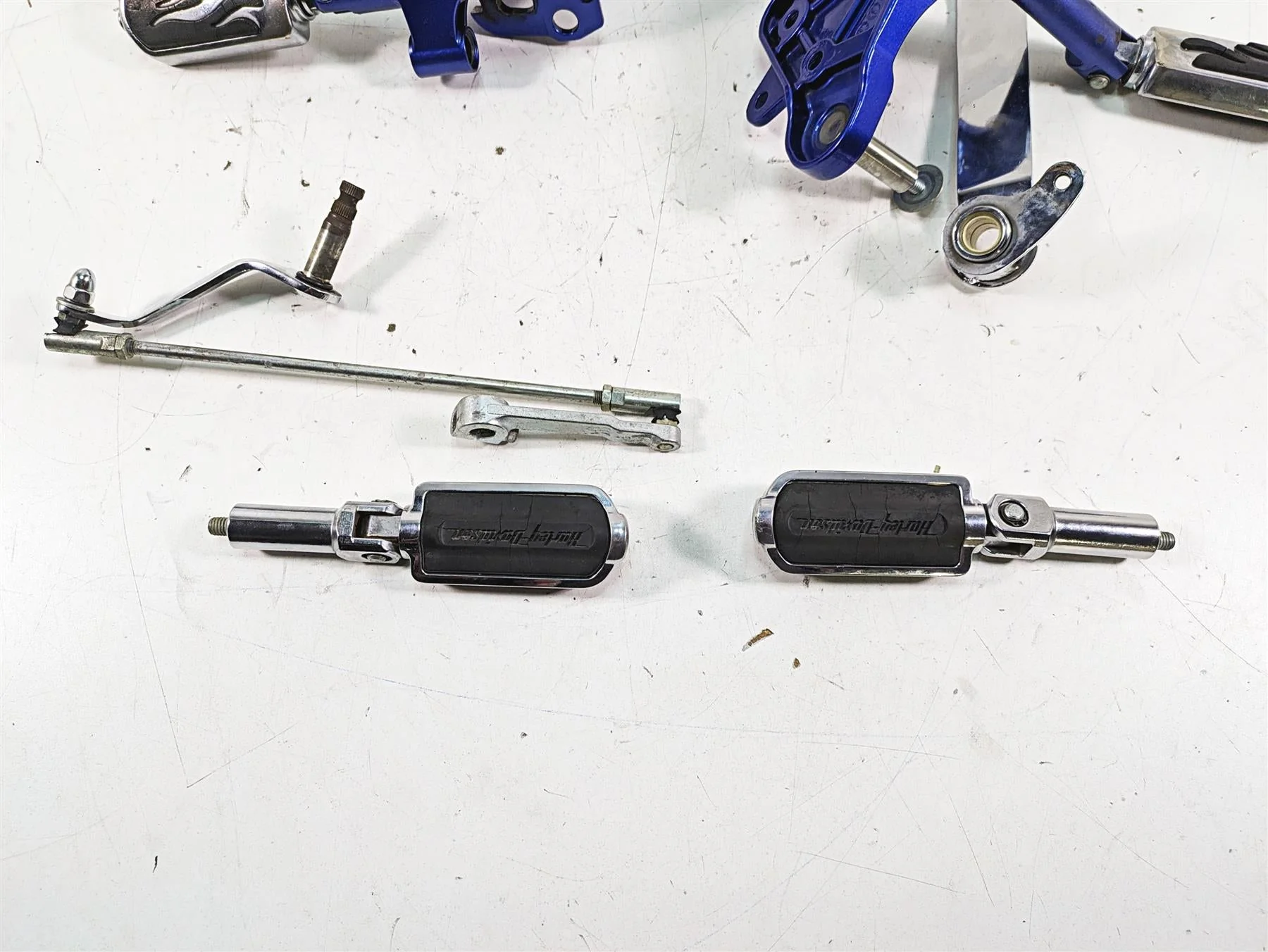 2009 Harley FXCWC Softail Rocker C Flame Foot Peg & Blue Brackets Set 33683-07A - Image 6