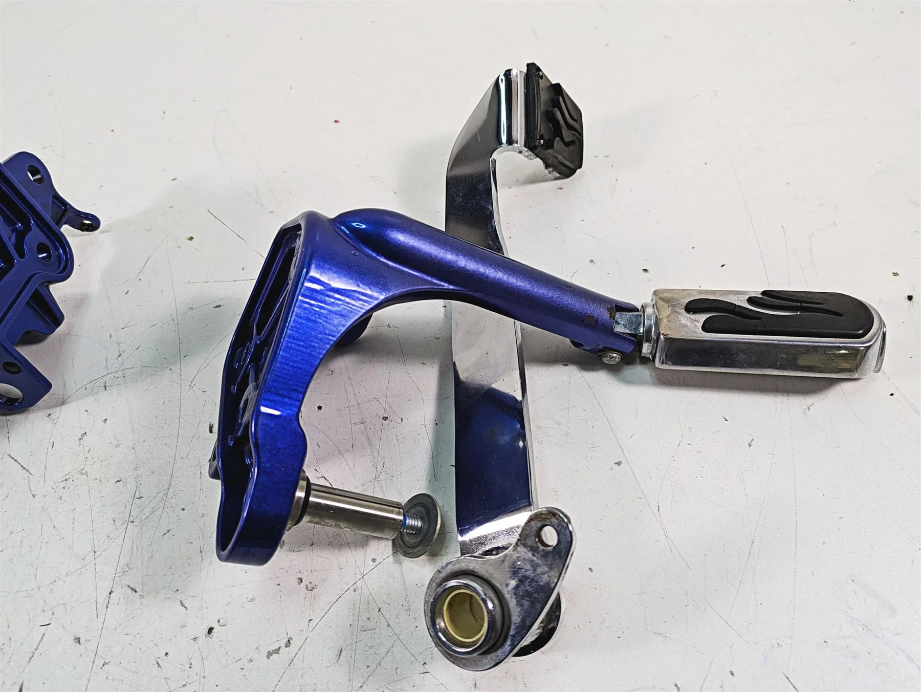 2009 Harley FXCWC Softail Rocker C Flame Foot Peg & Blue Brackets Set 33683-07A - Image 7