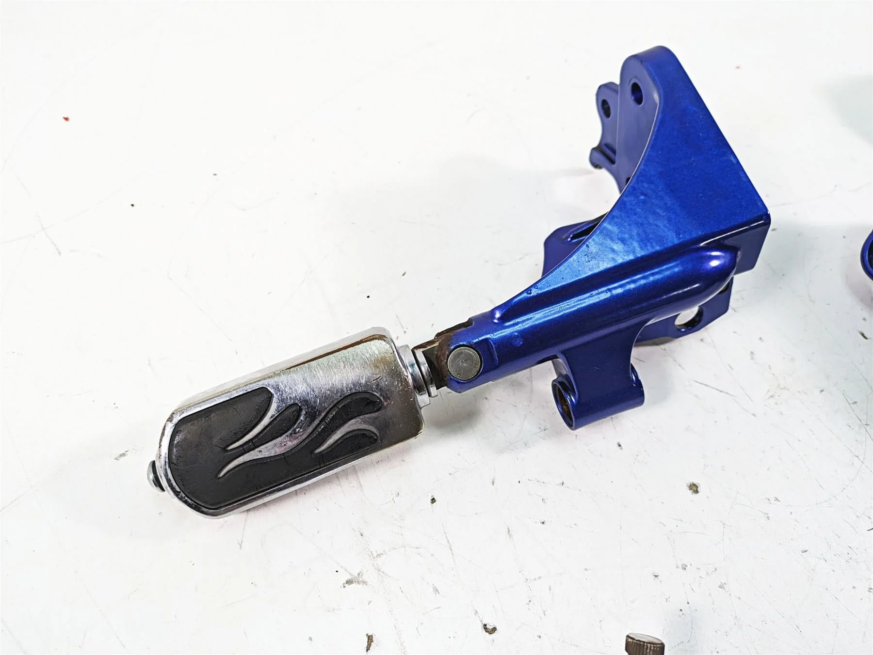 2009 Harley FXCWC Softail Rocker C Flame Foot Peg & Blue Brackets Set 33683-07A - Image 8