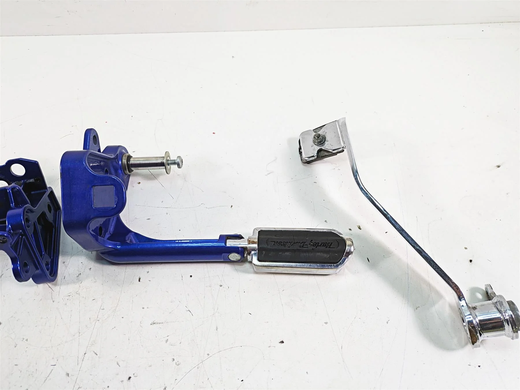 2009 Harley FXCWC Softail Rocker C Flame Foot Peg & Blue Brackets Set 33683-07A - Image 9