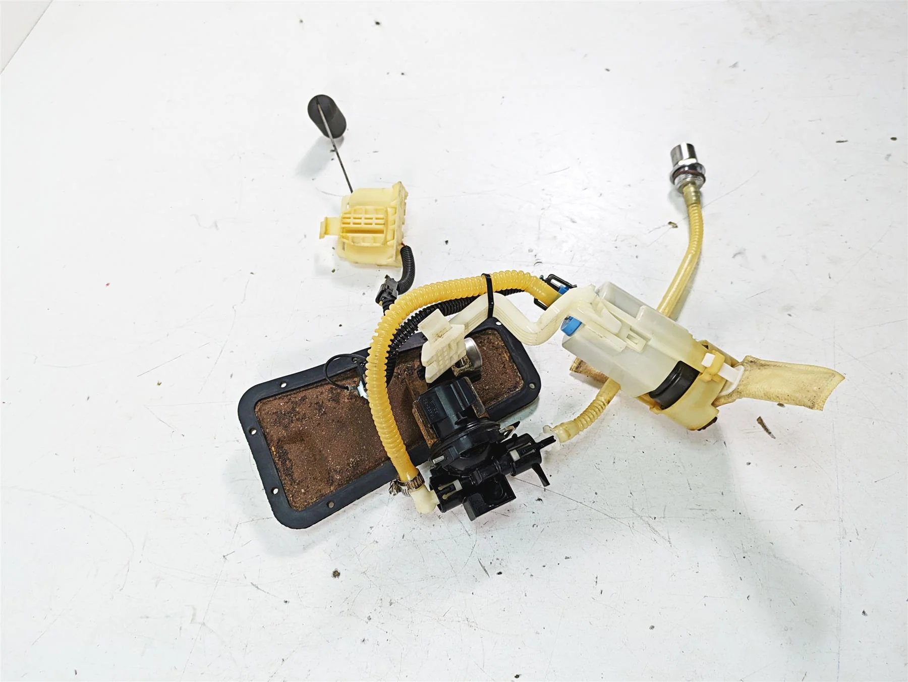2009 Harley FXCWC Softail Rocker C Fuel Gas Petrol Pump Tested - Read 75283-08 - Image 3