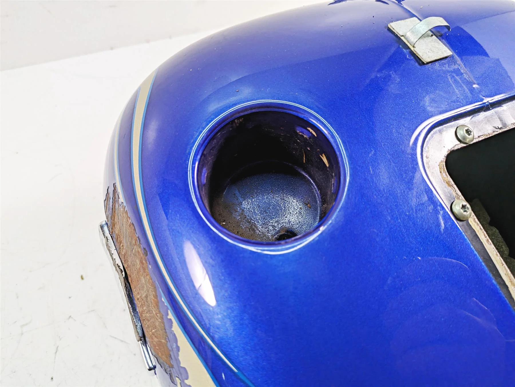 2009 Harley FXCWC Softail Rocker C Fuel Petrol Tank Flame Blue Pearl 62105-08 - Image 6