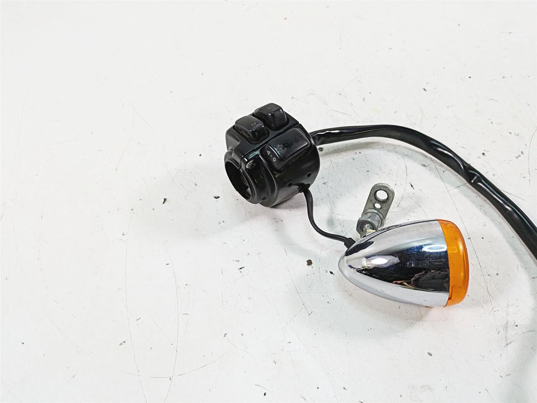 2009 Harley FXCWC Softail Rocker C Left Control Switch Blinker - Read 71682-06 - Image 12