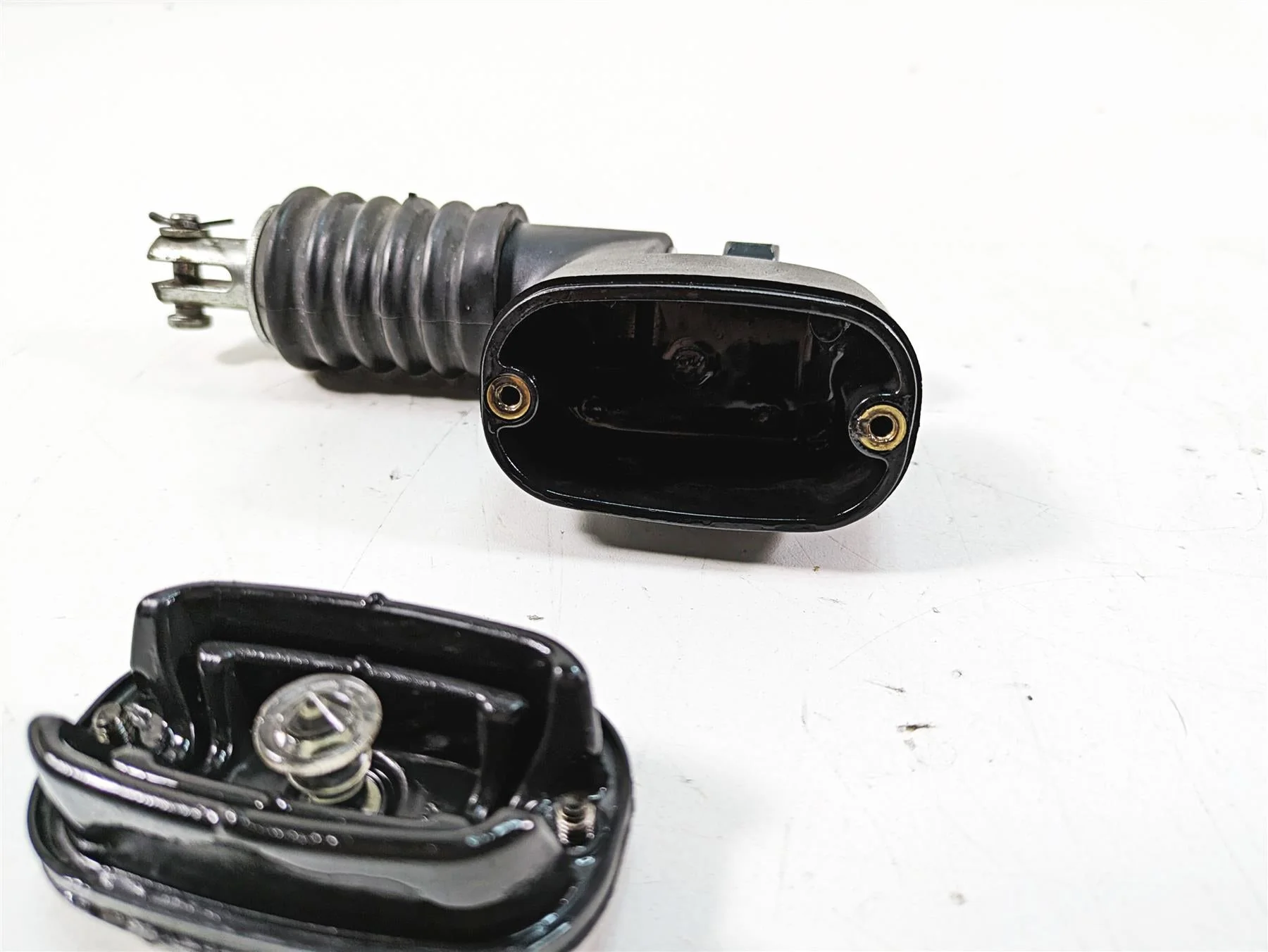 2009 Harley FXCWC Softail Rocker C Rear Brake Master Cylinder 41767-05E - Image 9