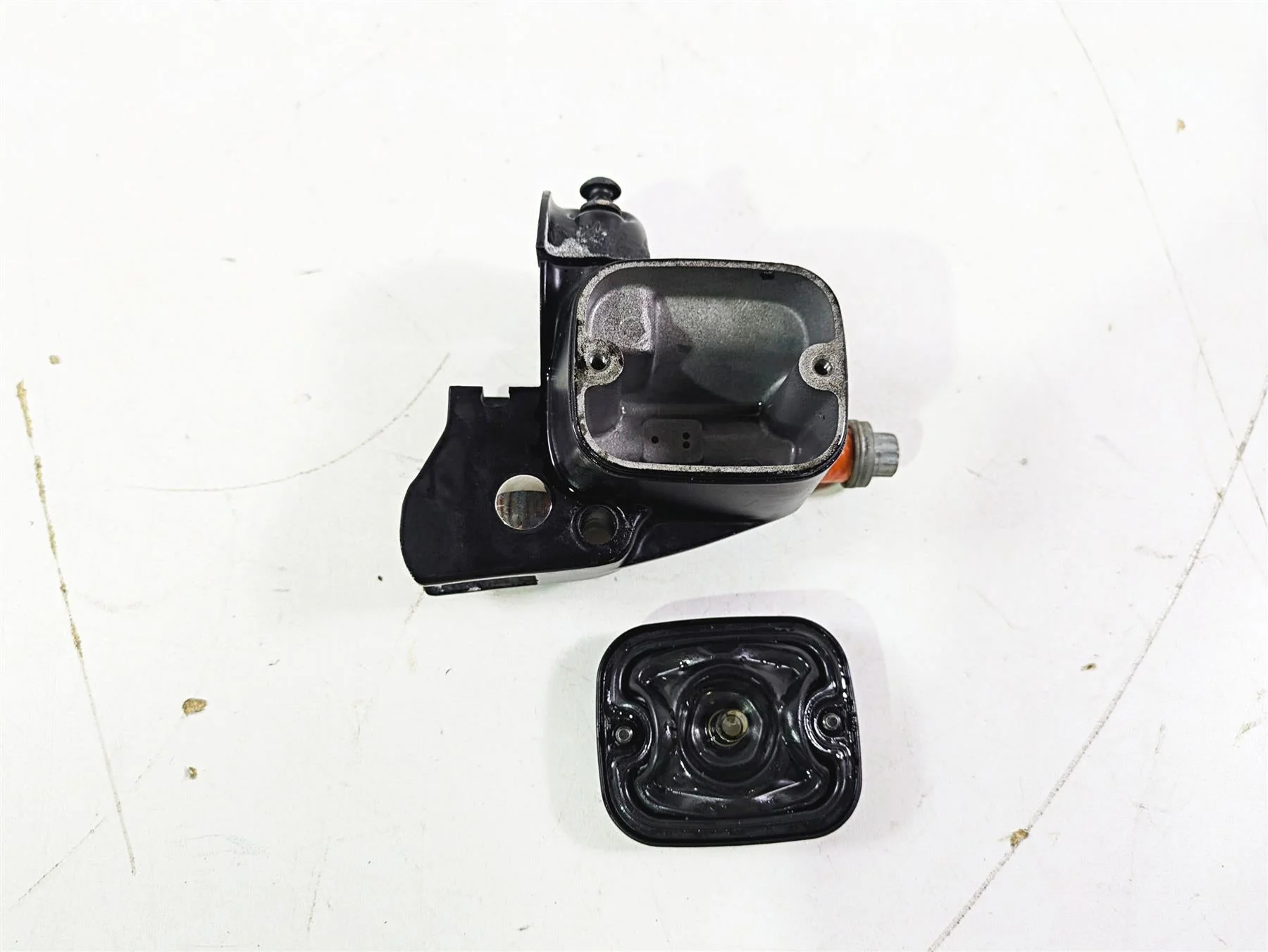 2009 Harley FXCWC Softail Rocker Front 9/16" Brake Master Cylinder 45064-08 - Image 2