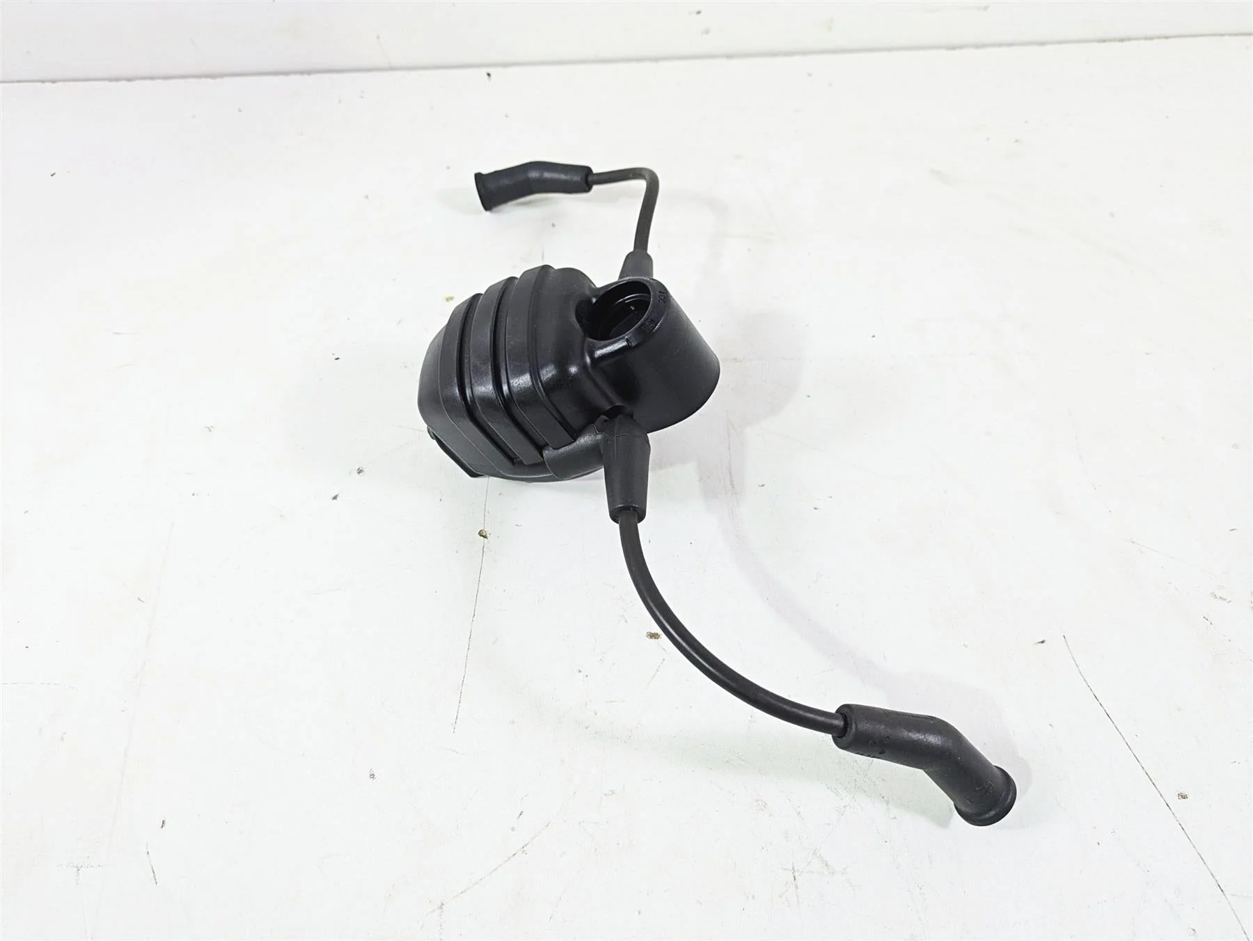 2009 Harley FXCWC Softail Rocker Ignition Coil Wires Plug Set 31684-08 - Image 2