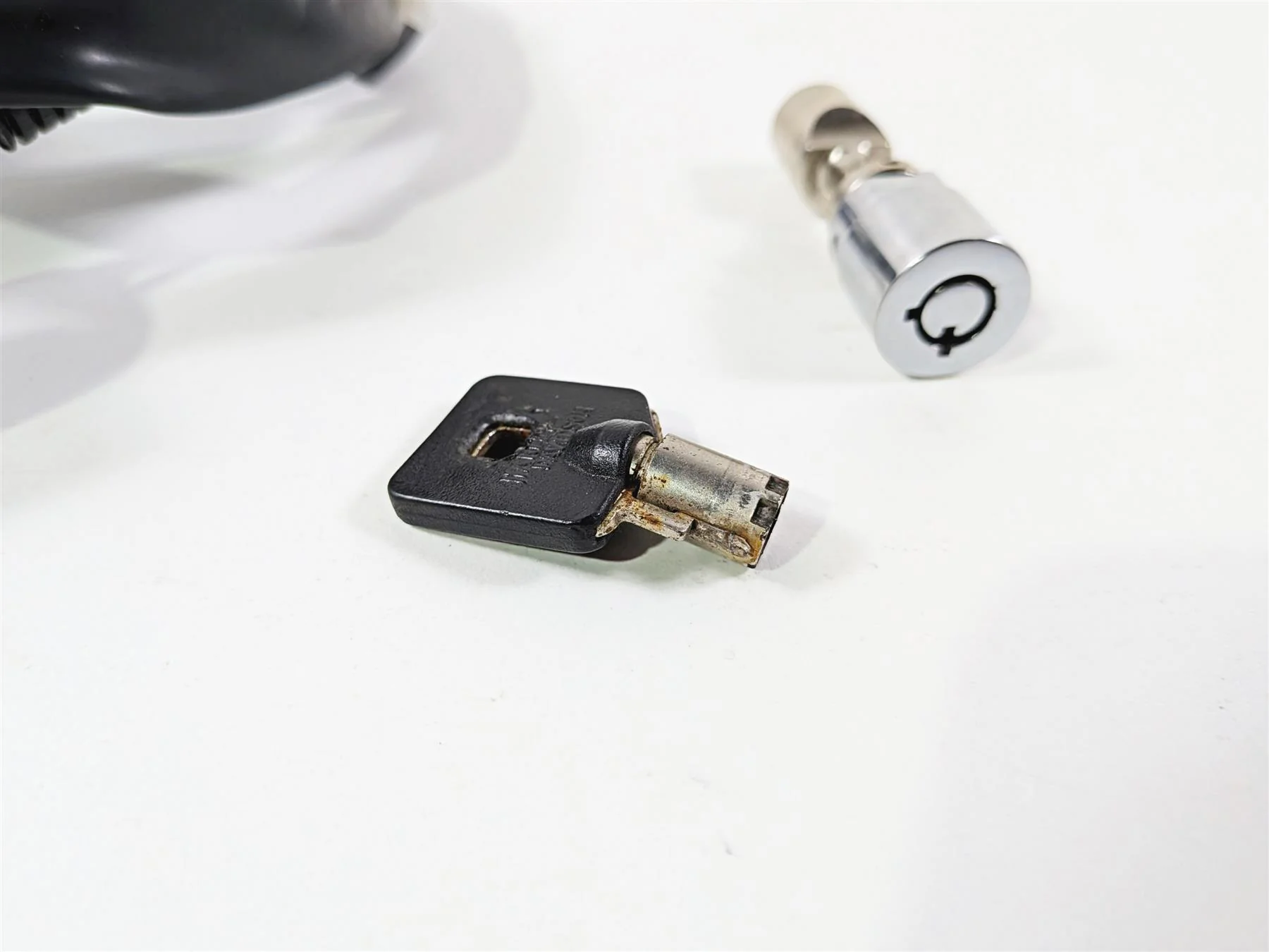 2009 Harley FXCWC Softail Rocker Ignition Switch Key Lock Set - Read 71792-08 - Image 7
