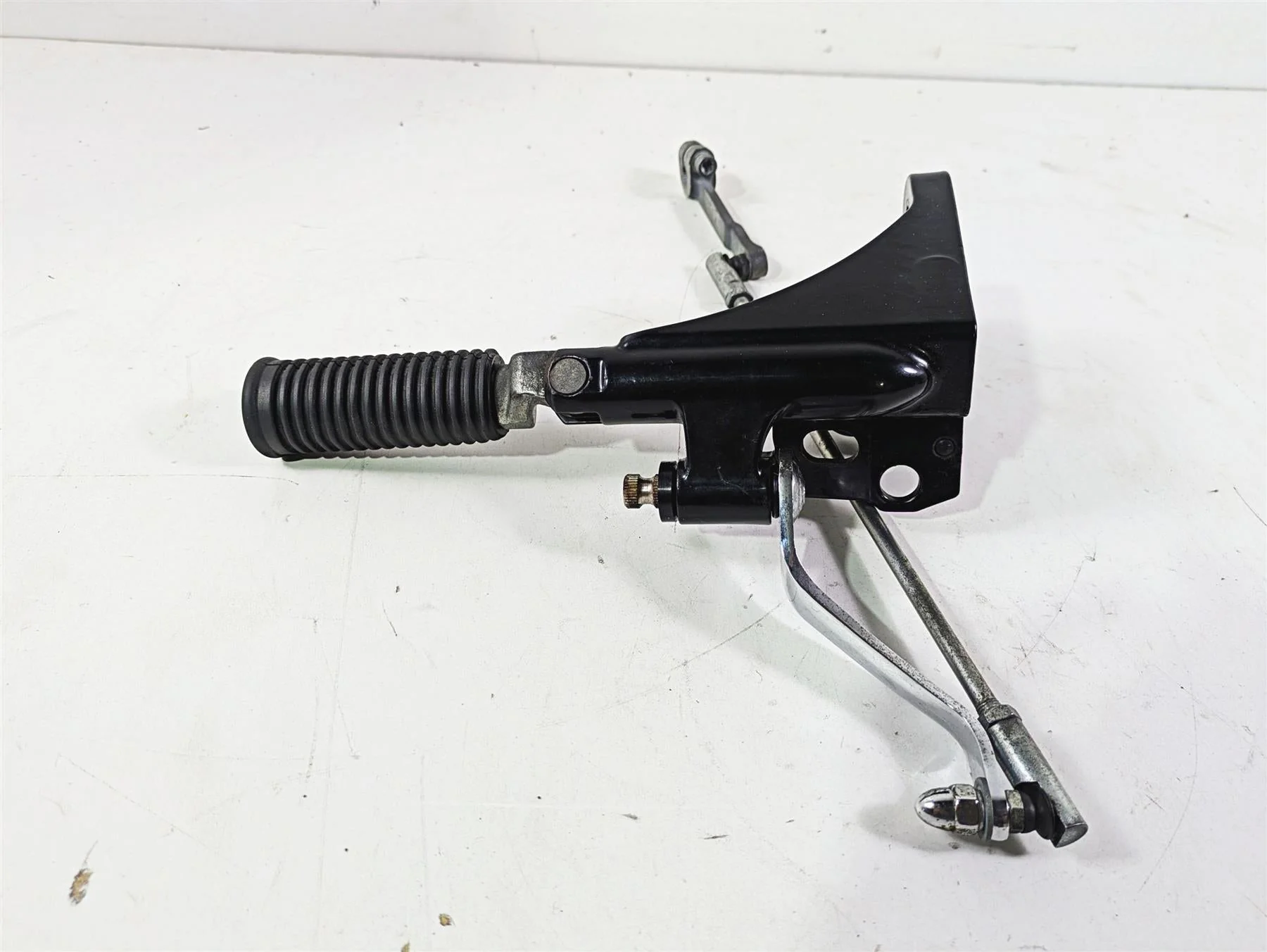2009 Harley FXCWC Softail Rocker Left Front Foot Peg Shifter Parts Set 33683-07A - Image 2