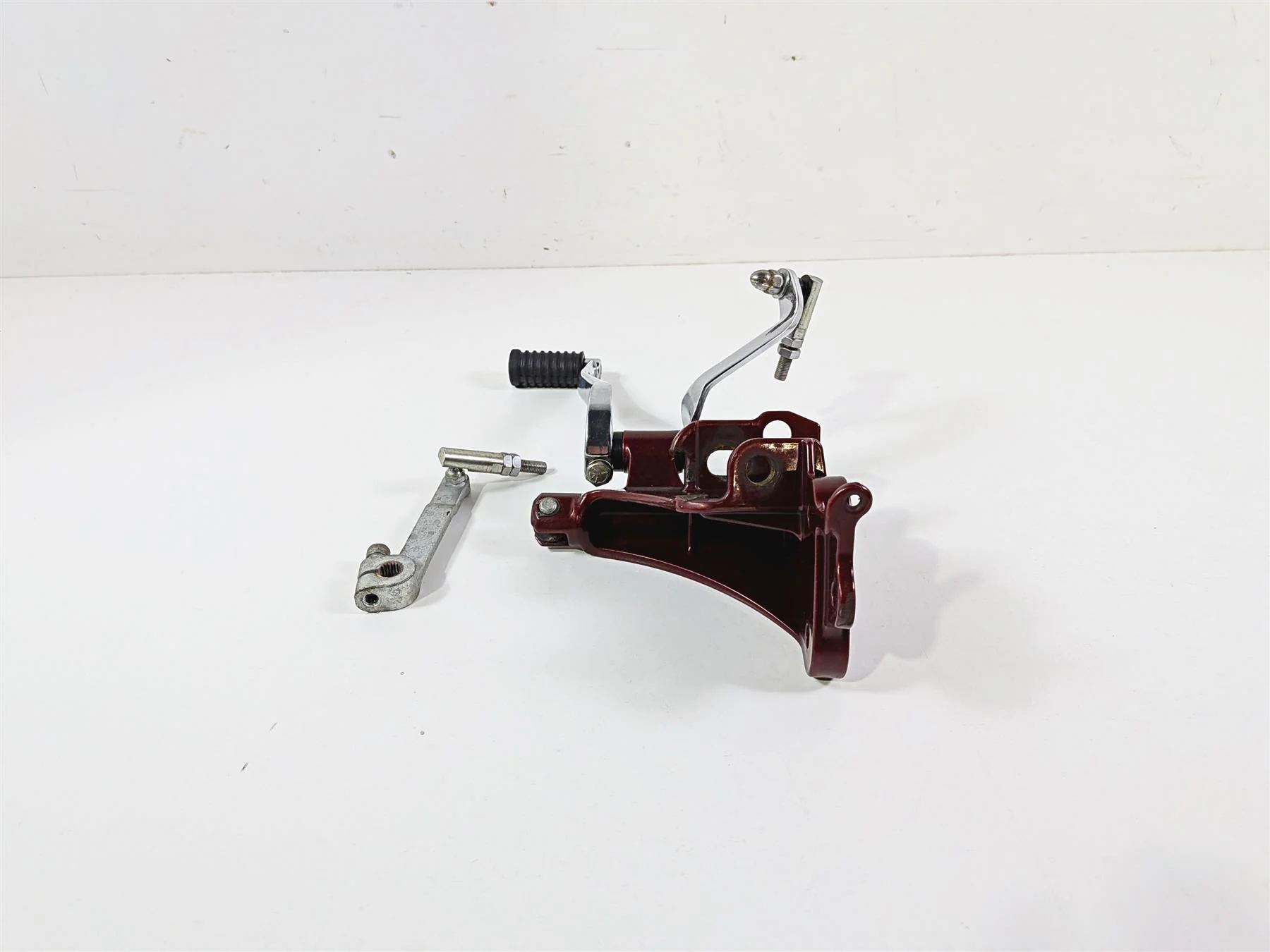 2009 Harley FXCWC Softail Rocker Left Front Footpeg Mount & Shifter 33751-08COZ - Image 2