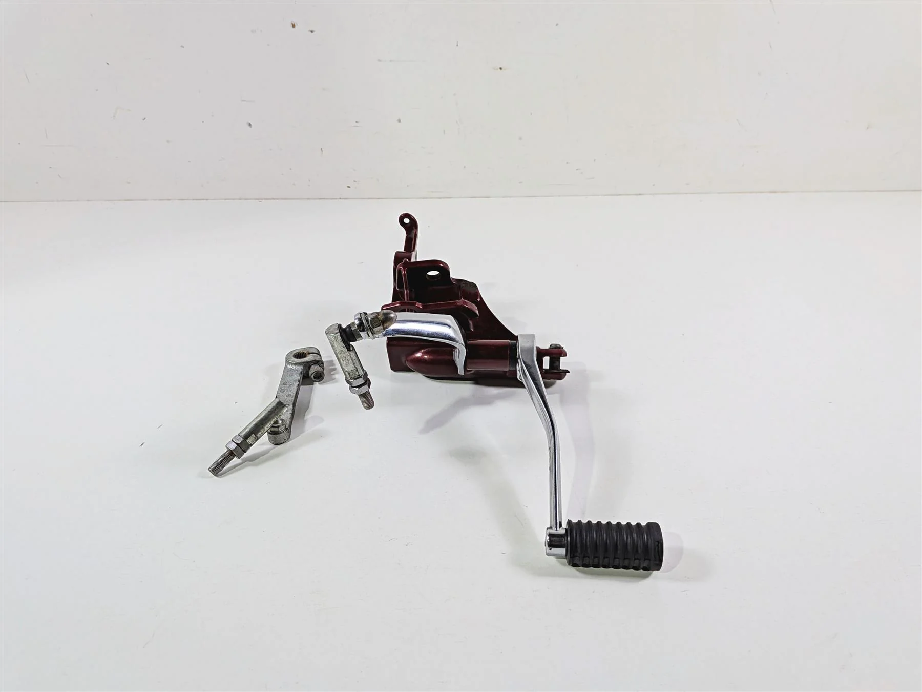 2009 Harley FXCWC Softail Rocker Left Front Footpeg Mount & Shifter 33751-08COZ - Image 4