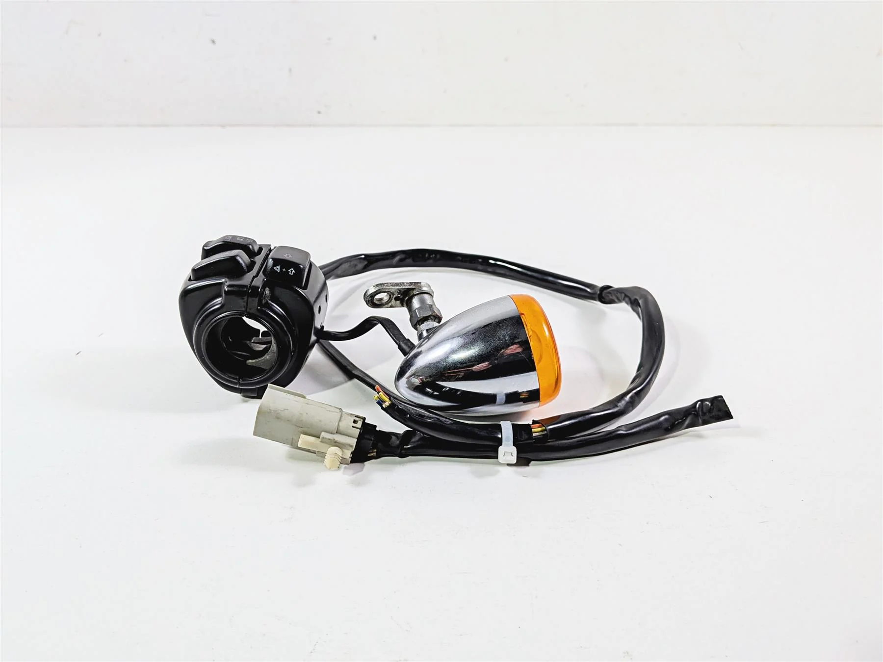 2009 Harley FXCWC Softail Rocker Left Hand Control Switch Turn Signal 71682-06 - Image 3