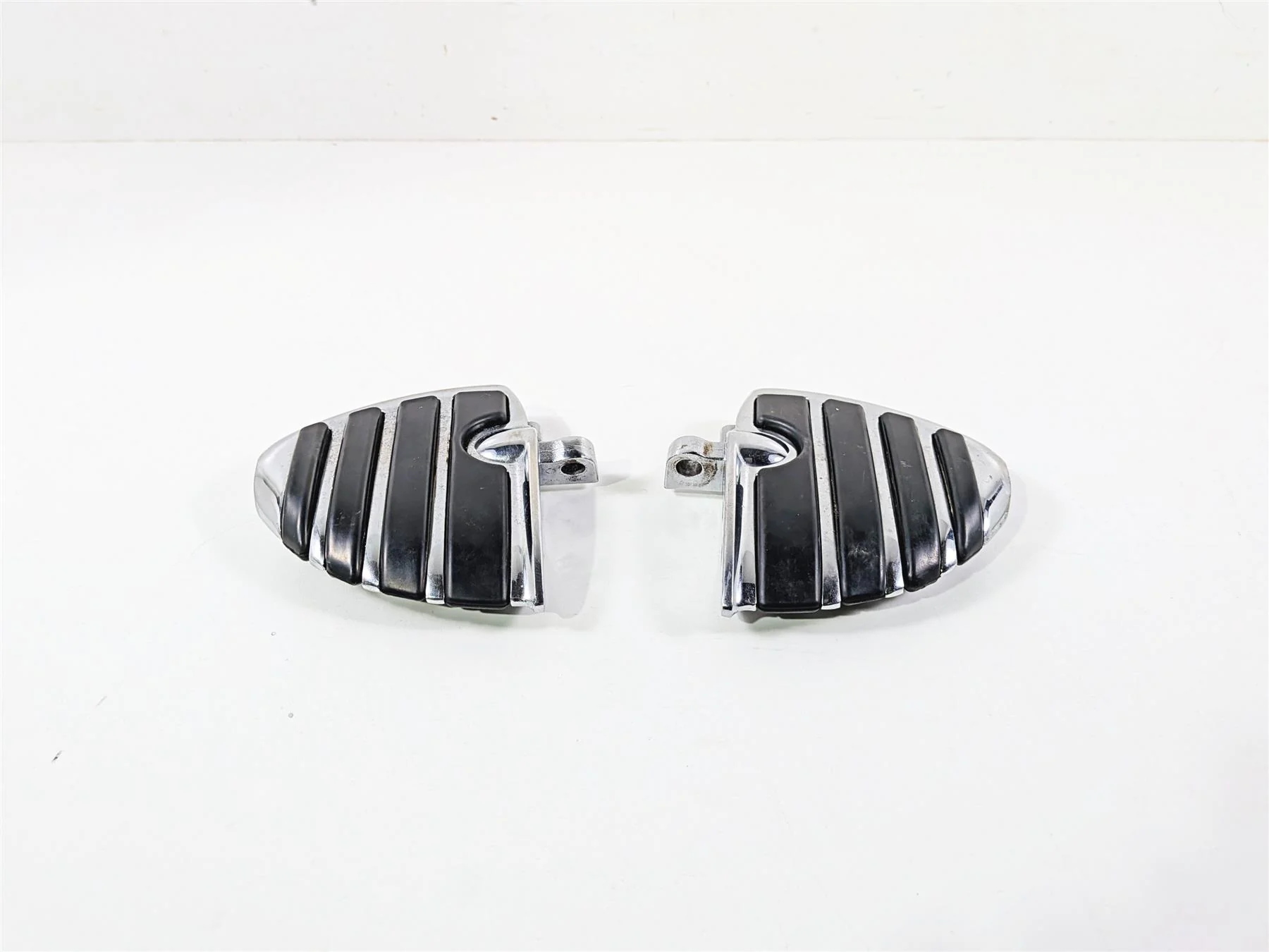 2009 Harley FXCWC Softail Rocker Mini Chrome Wing Front Footpeg Foot Rest Set - Image 2