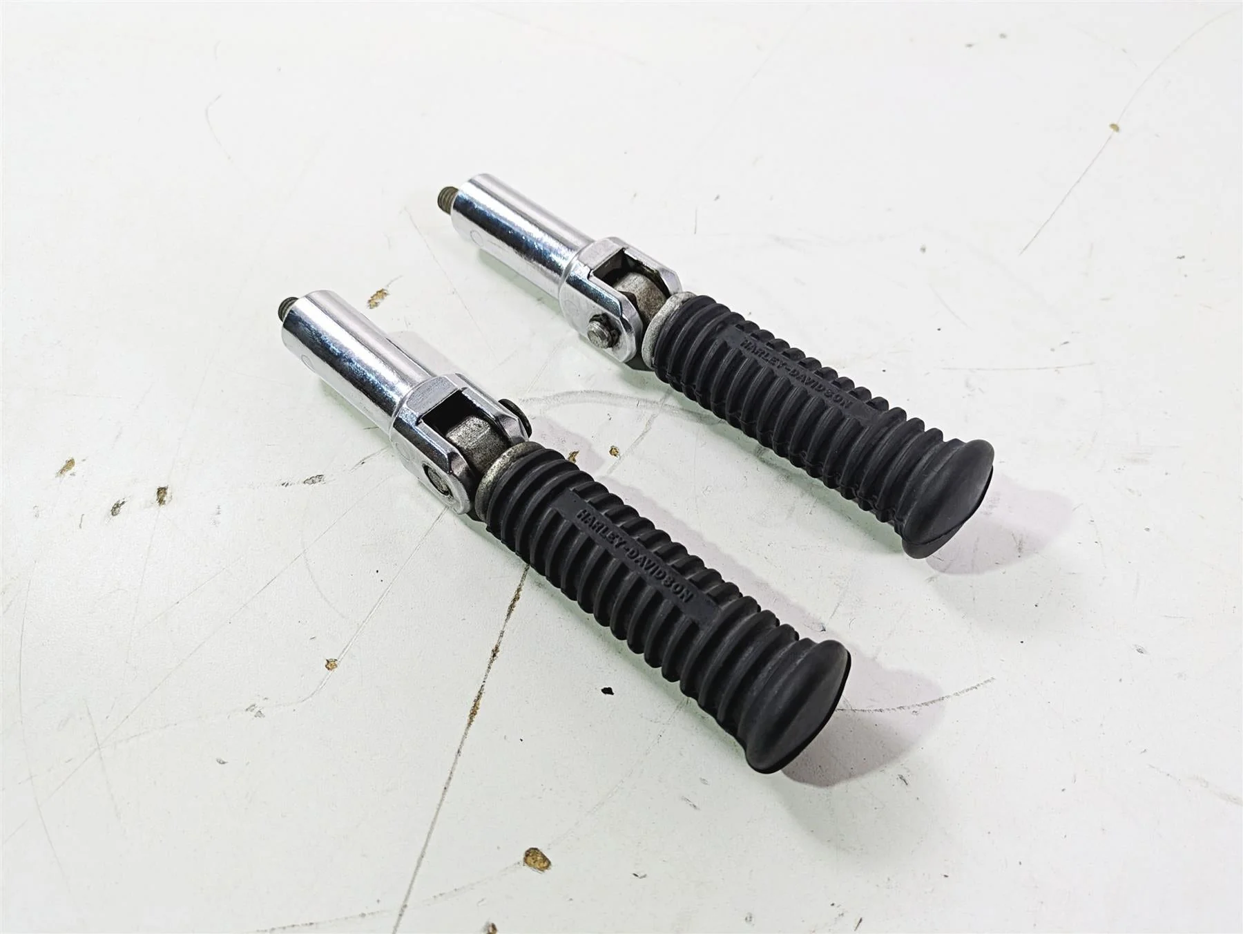 2009 Harley FXCWC Softail Rocker Rear Passenger Footpeg Rest Set - Read 51039-05 - Image 11