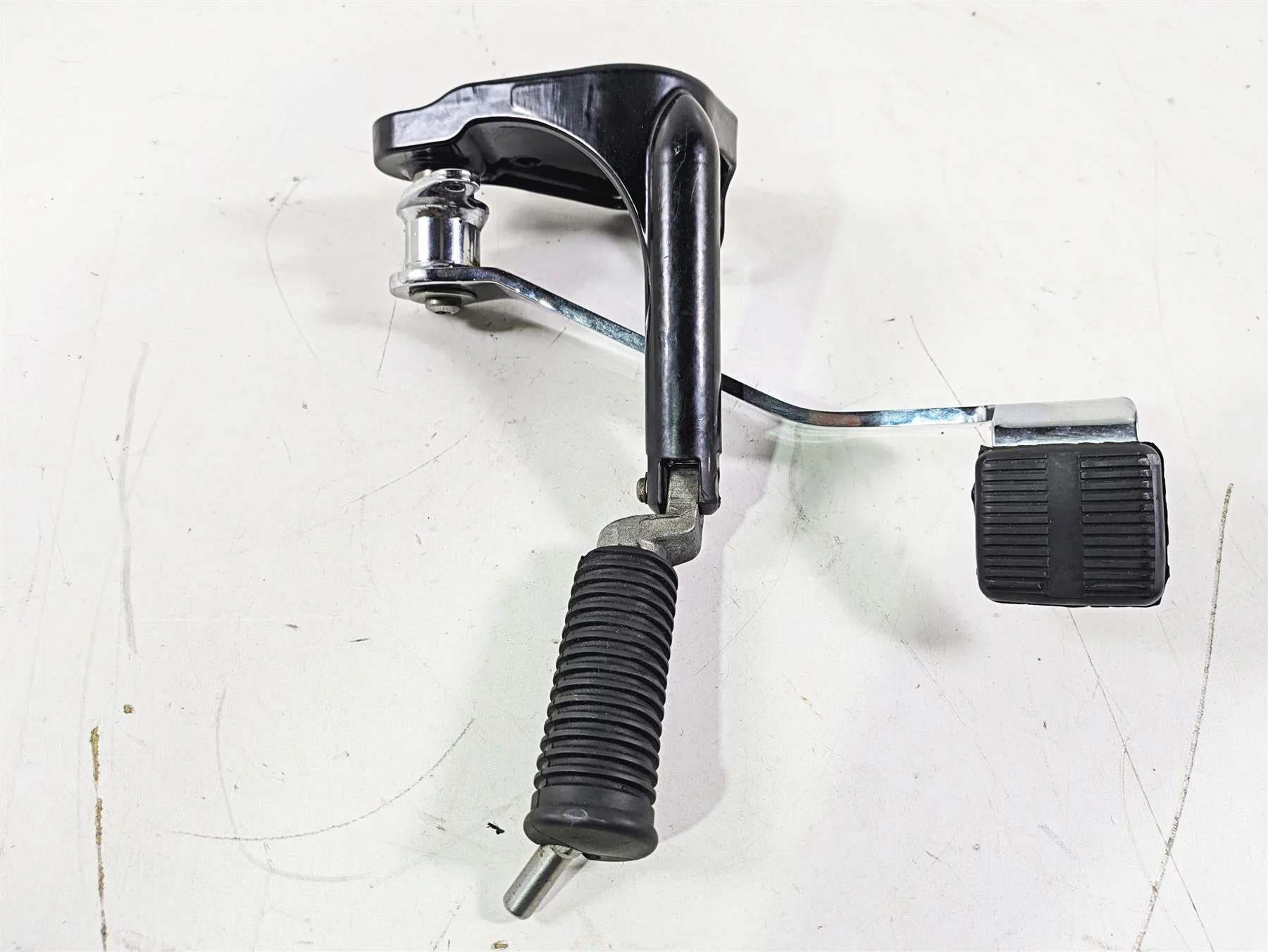 2009 Harley FXCWC Softail Rocker Right Front Footpeg Brake Pedal Set 50600027BHP - Image 2