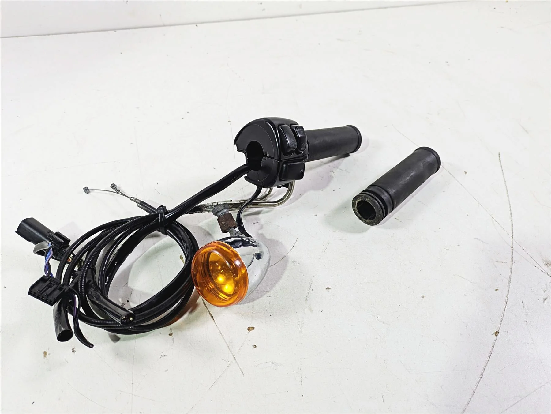 2009 Harley FXCWC Softail Rocker Right Hand Control Switch + Blinker 71684-06A - Image 12