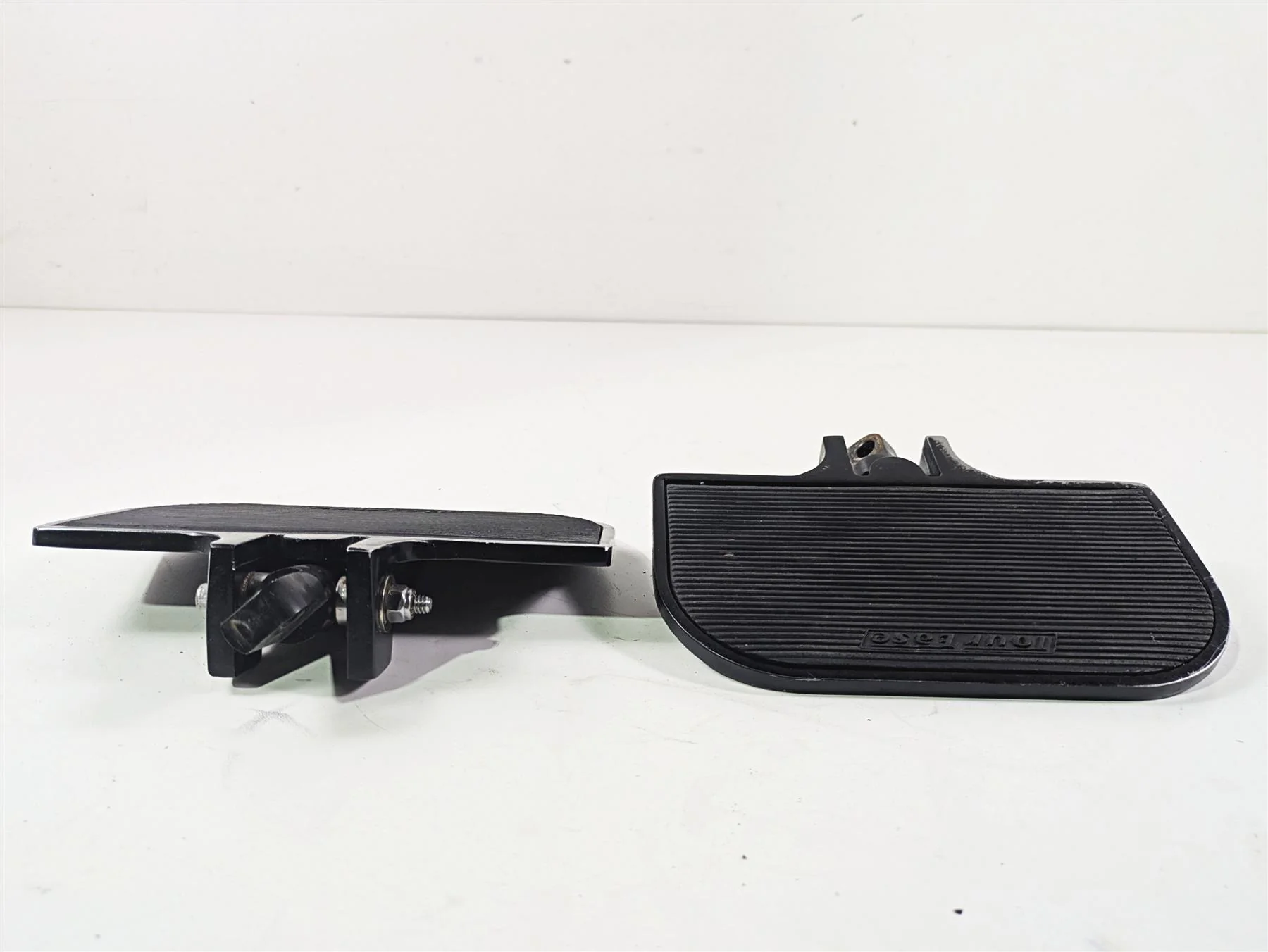 2009 Harley FXDC Dyna Super Glide CCE Tour Ease Front Floor Board Set 651808 - Image 4