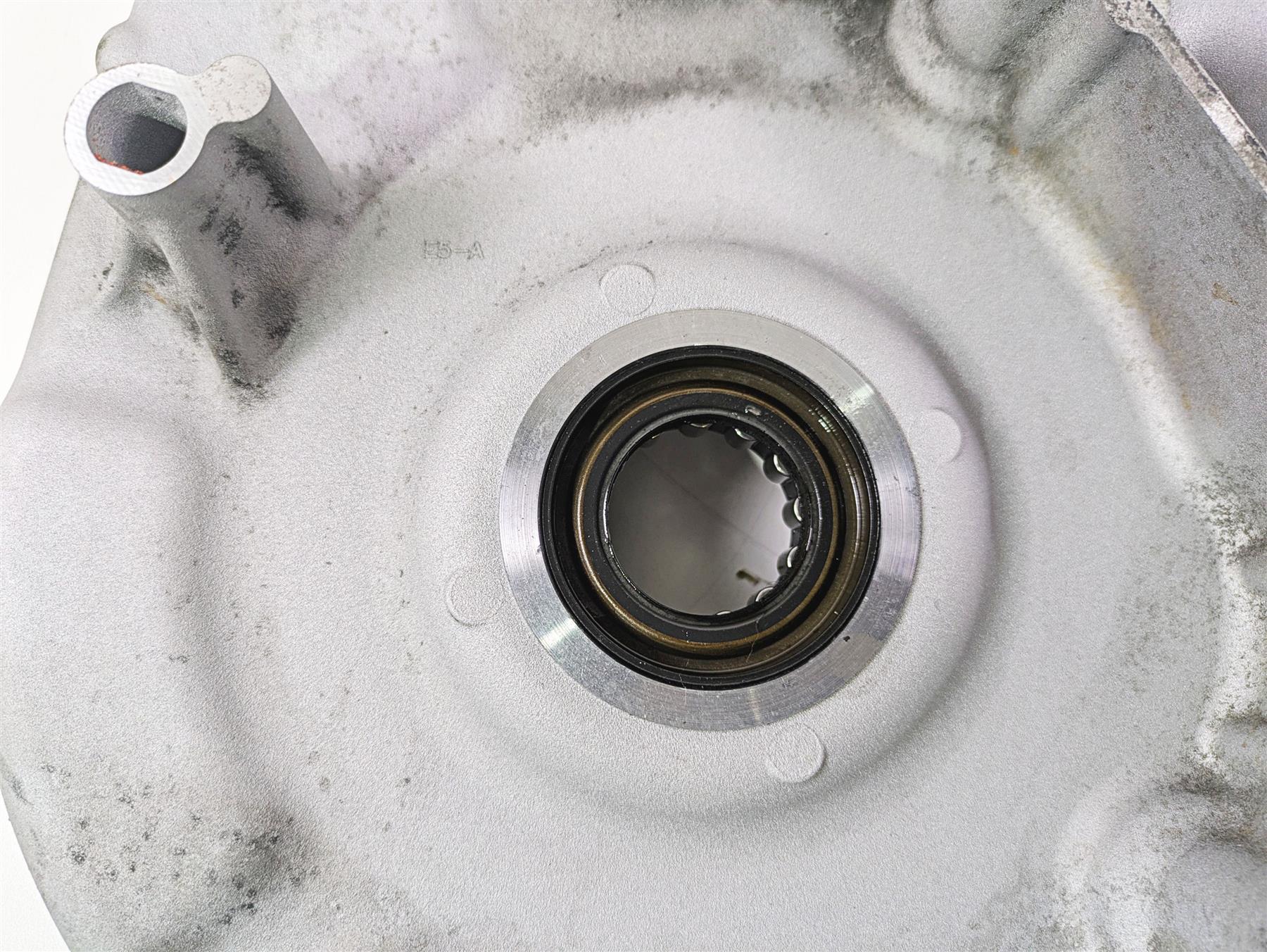 2009 Harley FXDC Dyna Super Glide Inner Primary Drive Clutch Cover Mid 60681-06B - Image 9