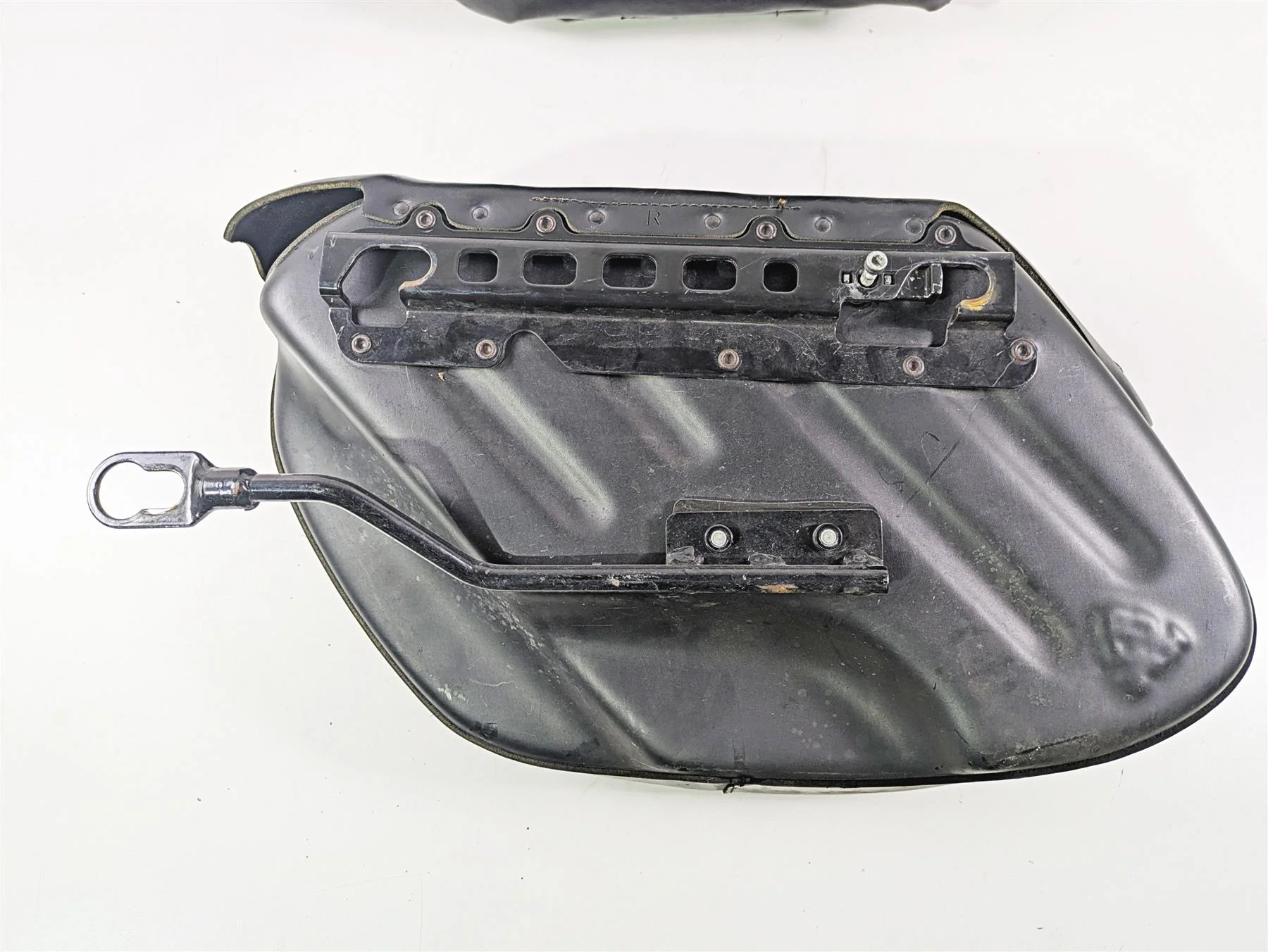 2009 Harley FXDC Dyna Super Glide Left Right Saddlebag & Mounts Set 90182-08 - Image 9