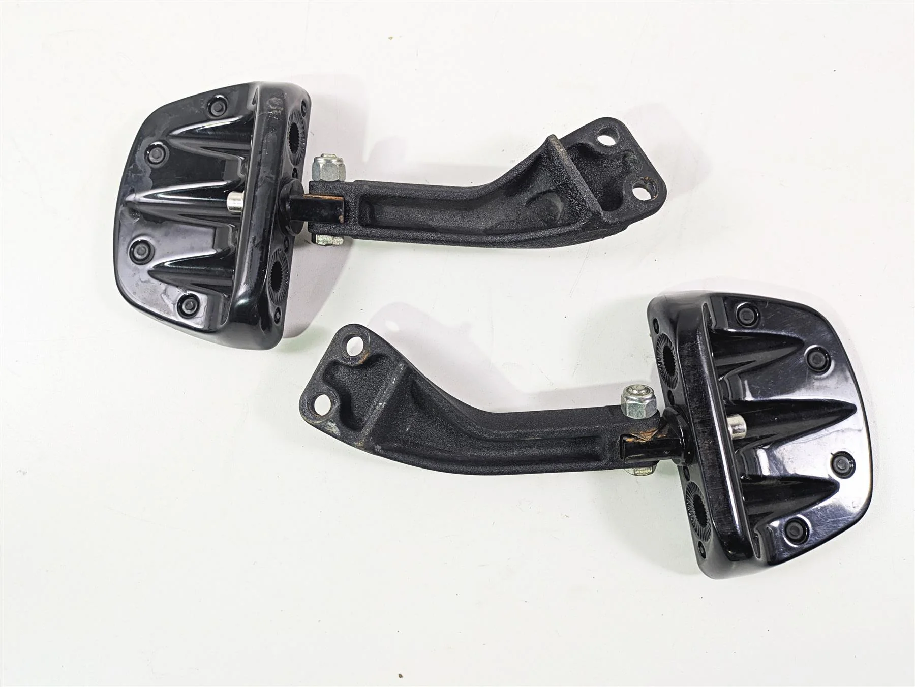 2009 Harley FXDC Dyna Super Glide Passenger Floorboard + Mount Set 49230-06 - Image 2