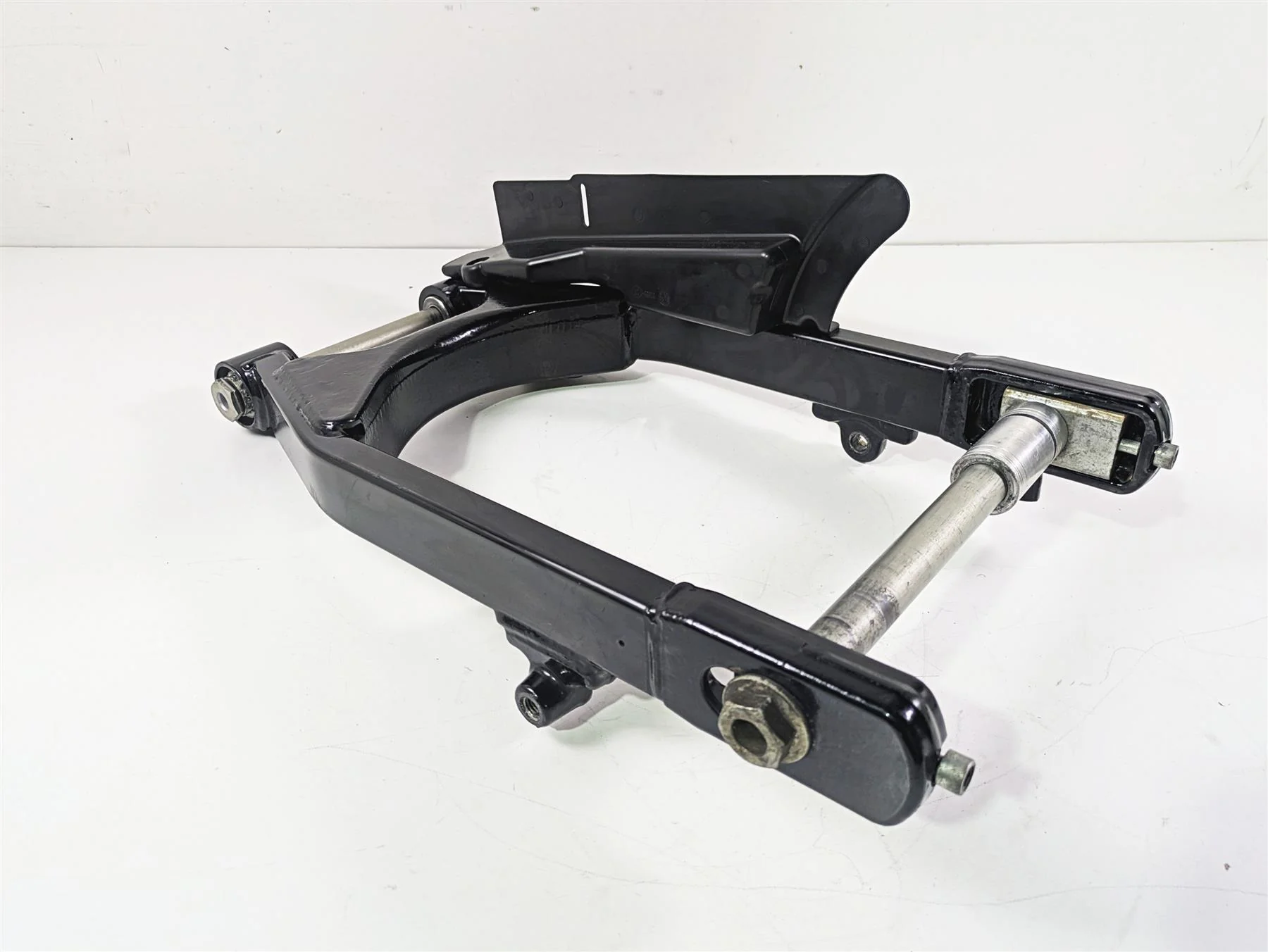 2009 Harley FXDC Dyna Super Glide Rear Swingarm + Axle & Belt Guards 47820-06 - Image 10