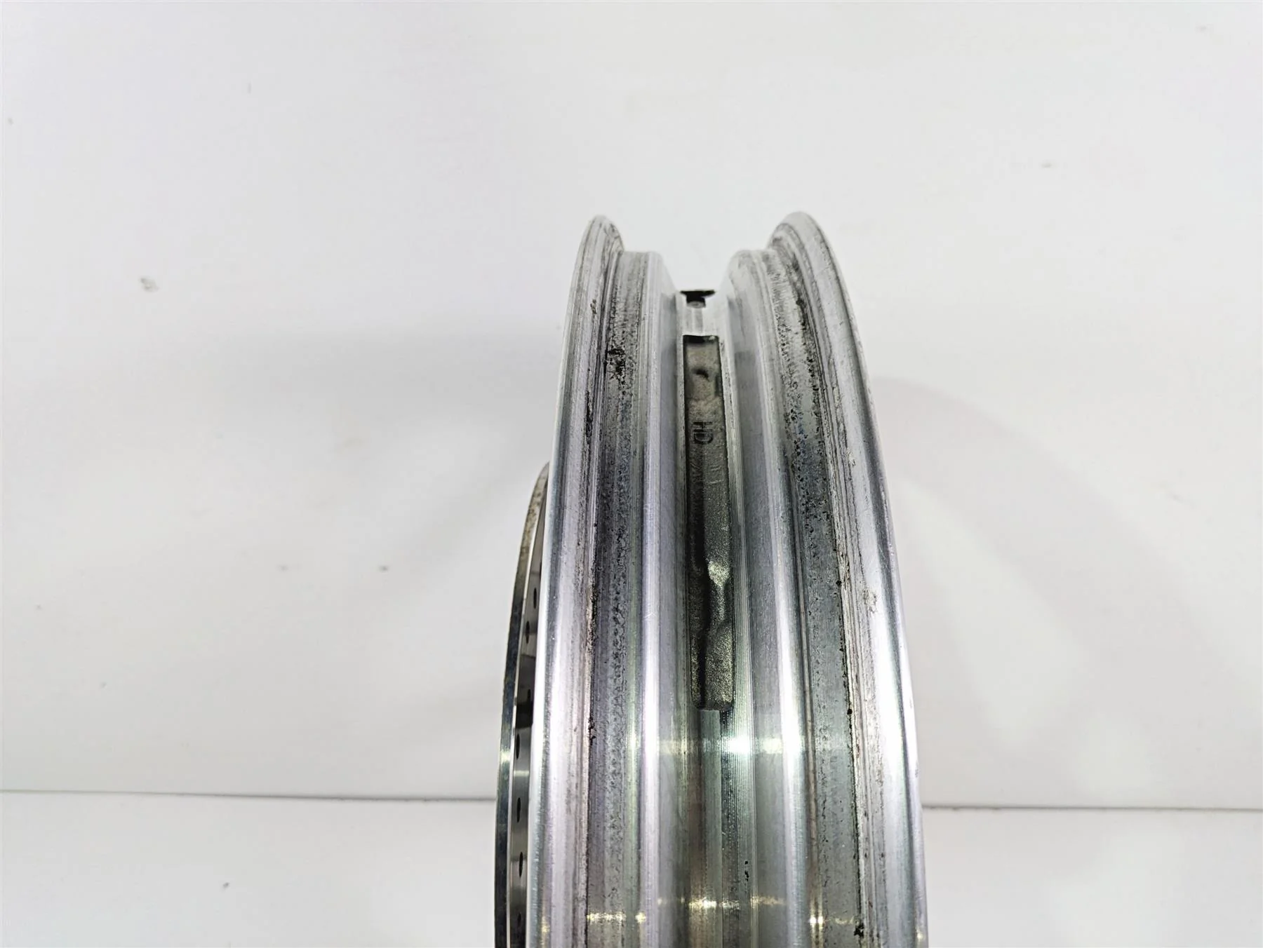 2009 Harley FXDC Dyna Super Glide Straight 19x2.5 Front Wheel Mag Rim 43655-08 - Image 3
