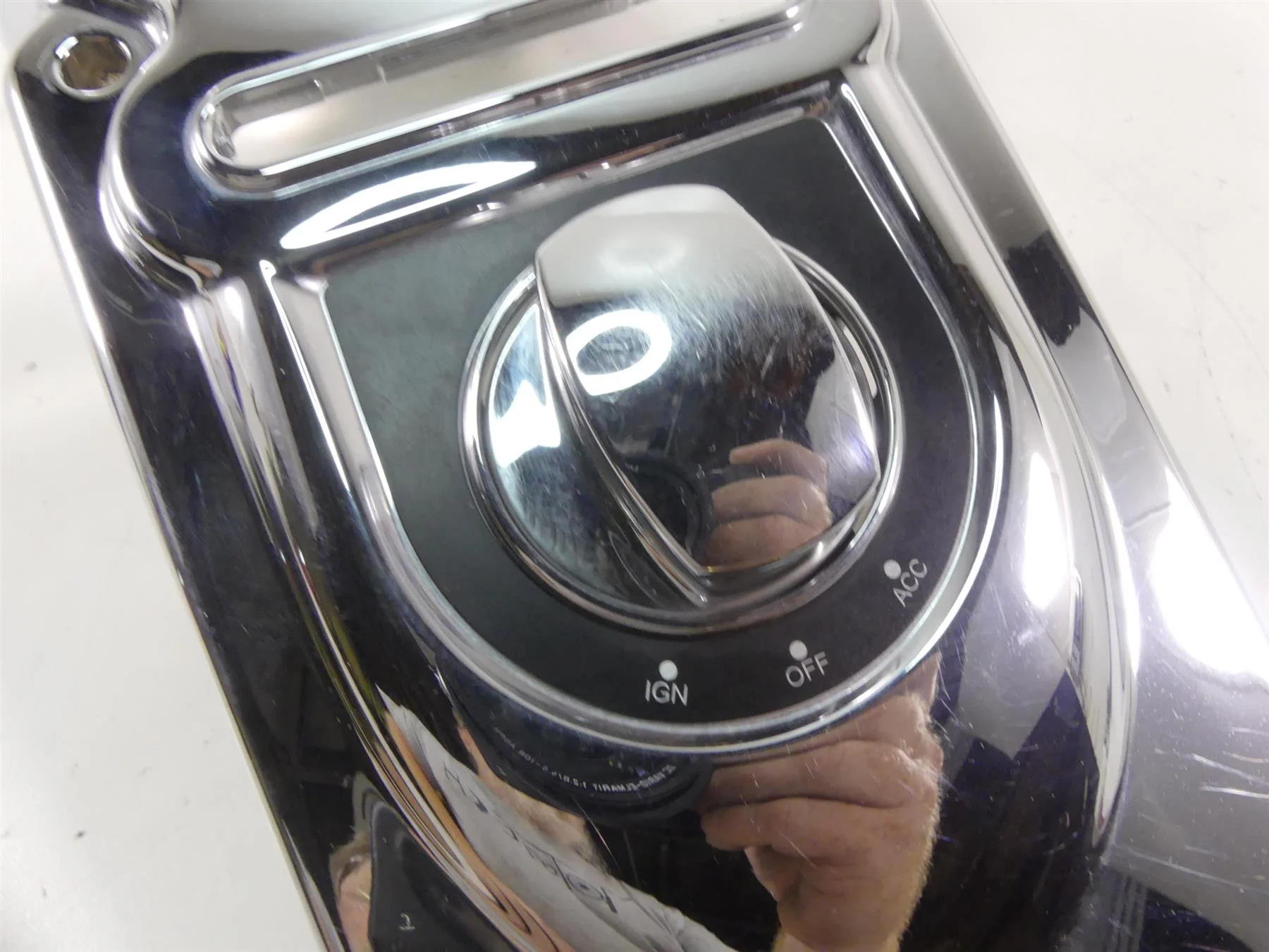2009 Harley FXDF Dyna Fat Bob Fuel Tank Dash Cover + Ign Switch - Read 71211-04A - Image 5