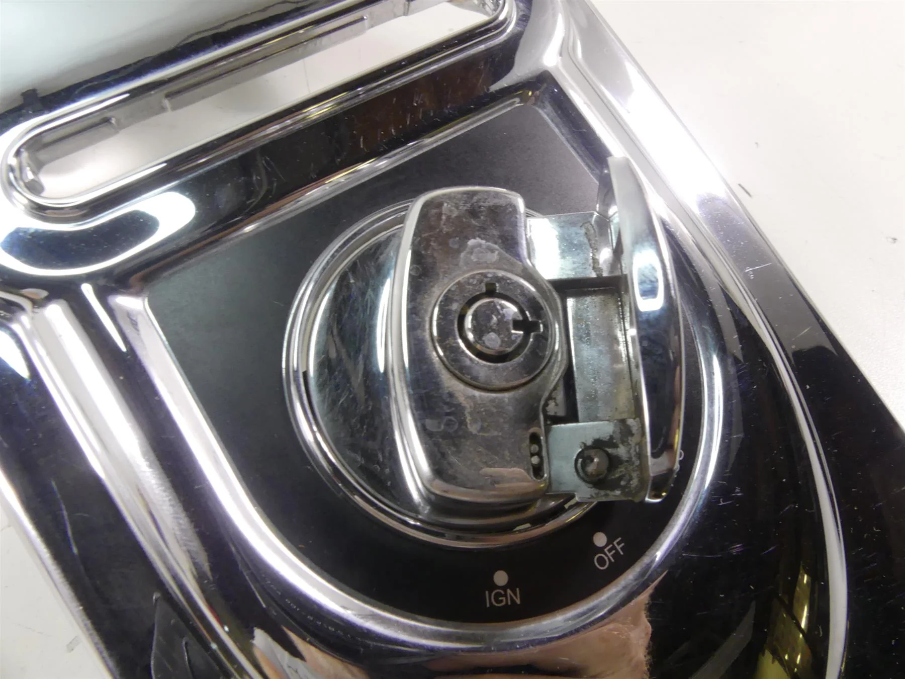 2009 Harley FXDF Dyna Fat Bob Fuel Tank Dash Cover + Ign Switch - Read 71211-04A - Image 7