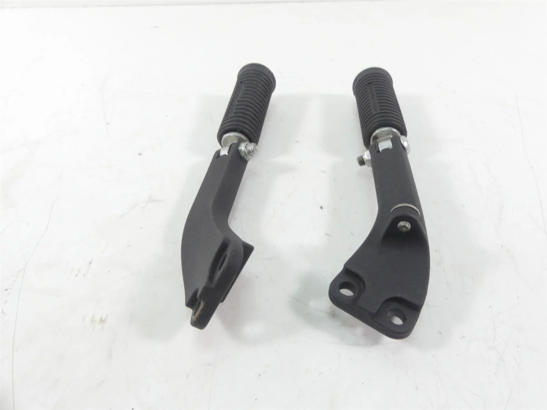 2009 Harley FXDF Dyna Fat Bob Rear Passenger Footpeg Set 49224-06A 49230-06 - Image 2
