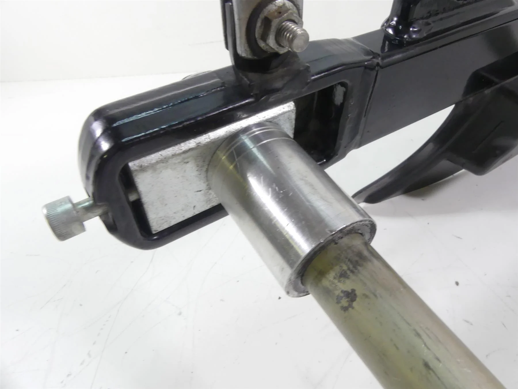 2009 Harley FXDF Dyna Fat Bob Rear Swingarm Swing Arm + Axle & Guard 47820-06 - Image 8