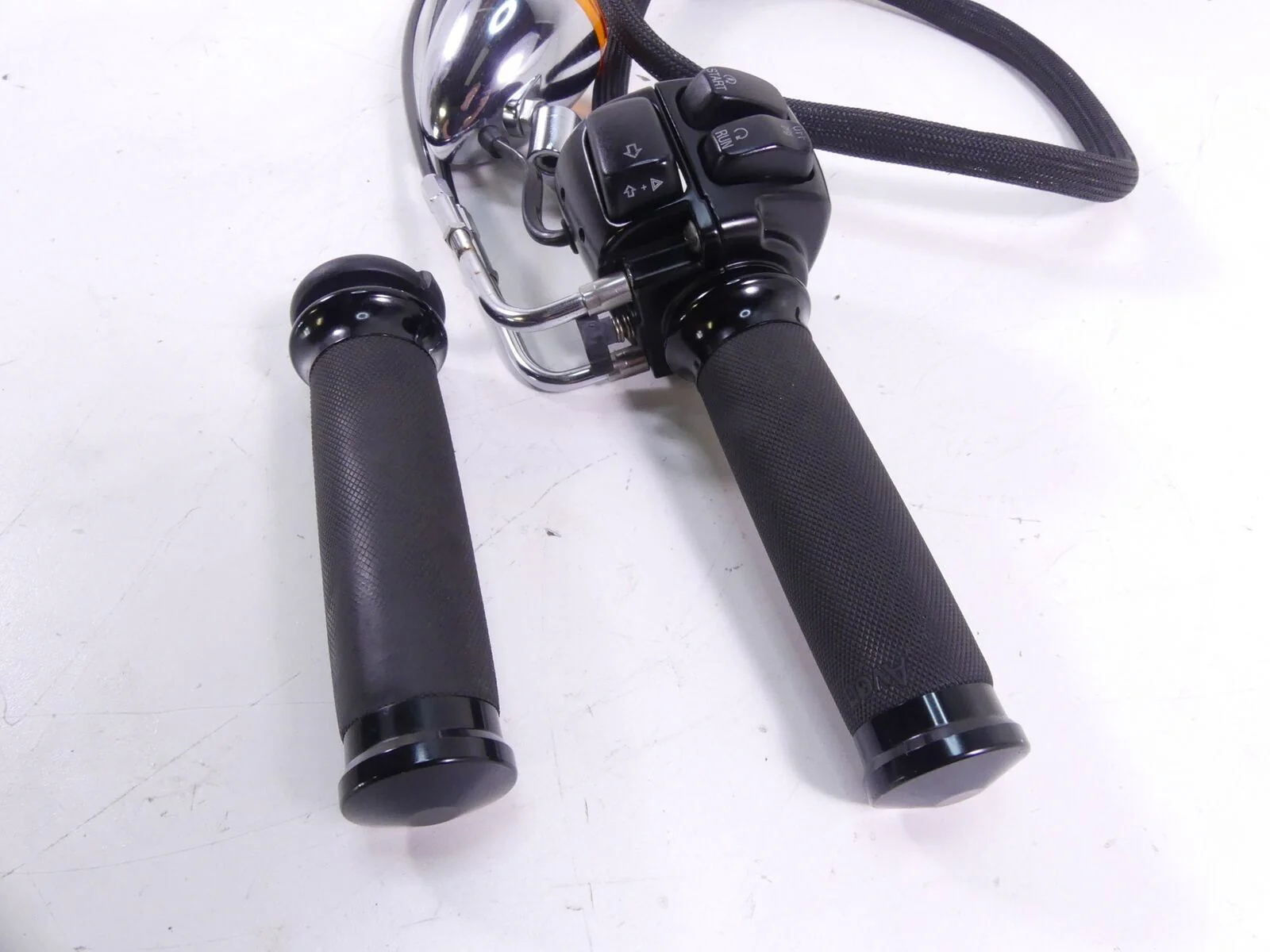 2009 Harley FXDF Dyna Fat Bob Right Throttle Control Switch & Blinker 71684-06A - Image 4