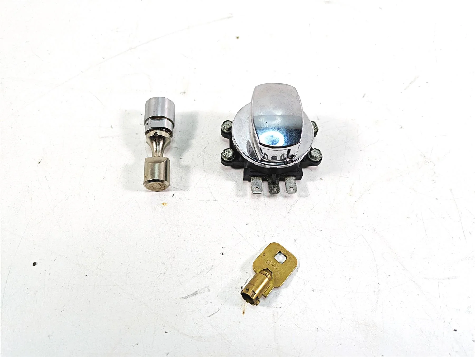 2009 Harley Softail FLSTSB Cross Bones Ignition Switch Steerin Key Lock 71450-04