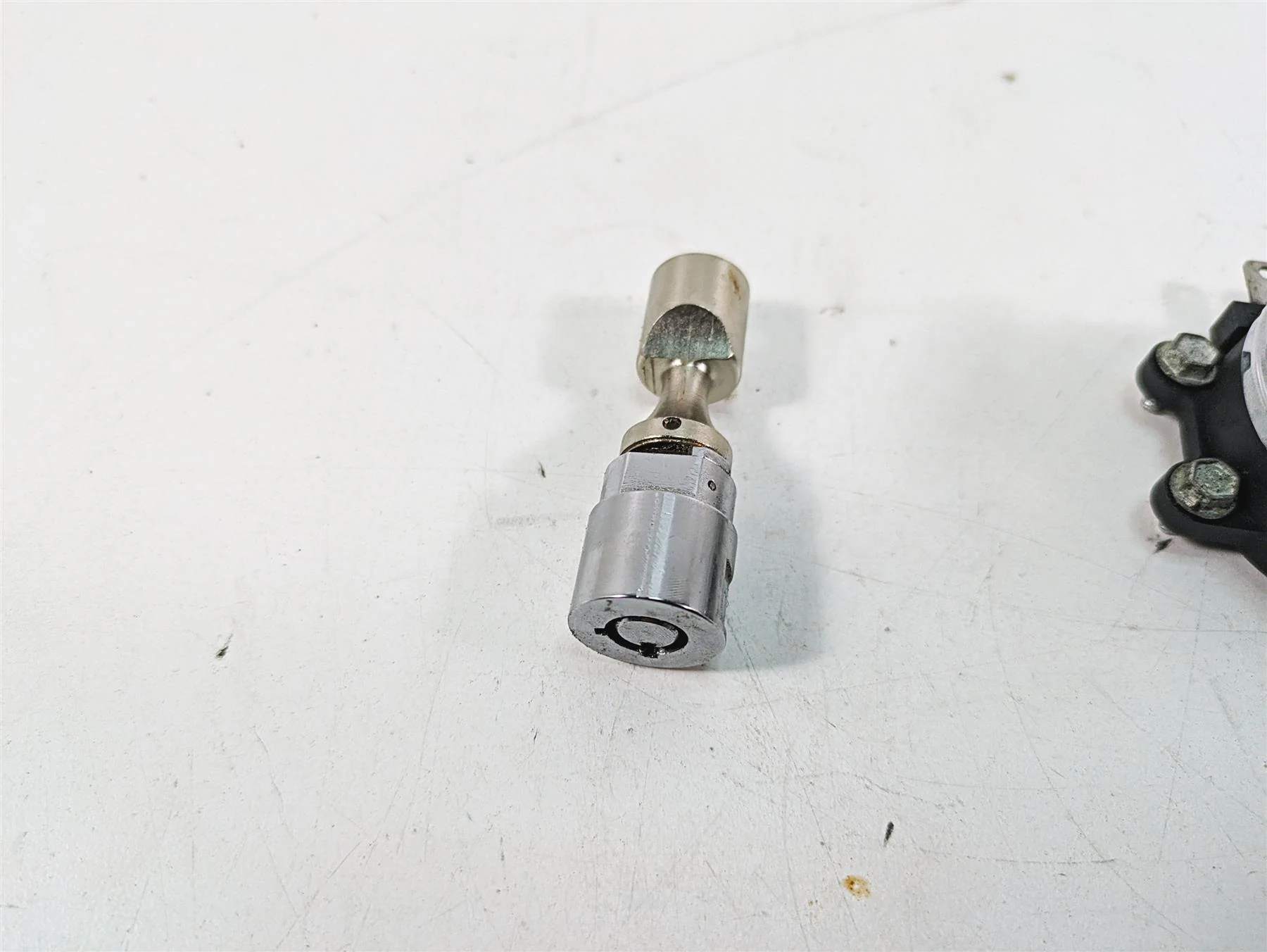 2009 Harley Softail FLSTSB Cross Bones Ignition Switch Steerin Key Lock 71450-04 - Image 10