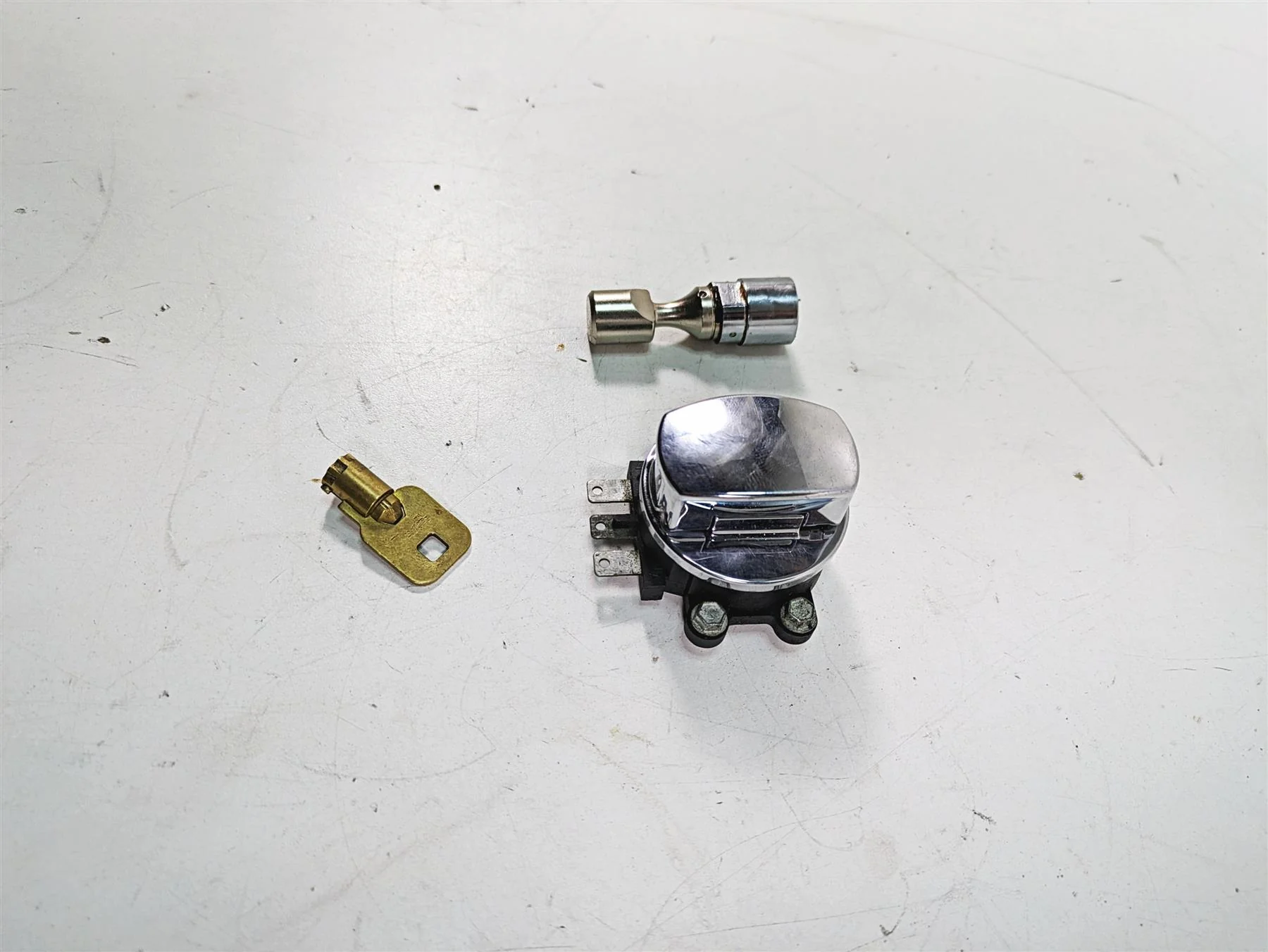 2009 Harley Softail FLSTSB Cross Bones Ignition Switch Steerin Key Lock 71450-04 - Image 2