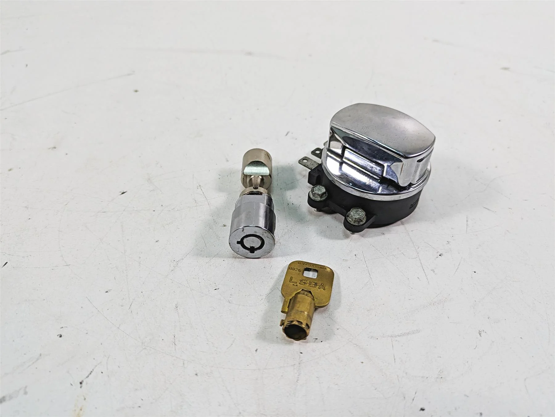 2009 Harley Softail FLSTSB Cross Bones Ignition Switch Steerin Key Lock 71450-04 - Image 5