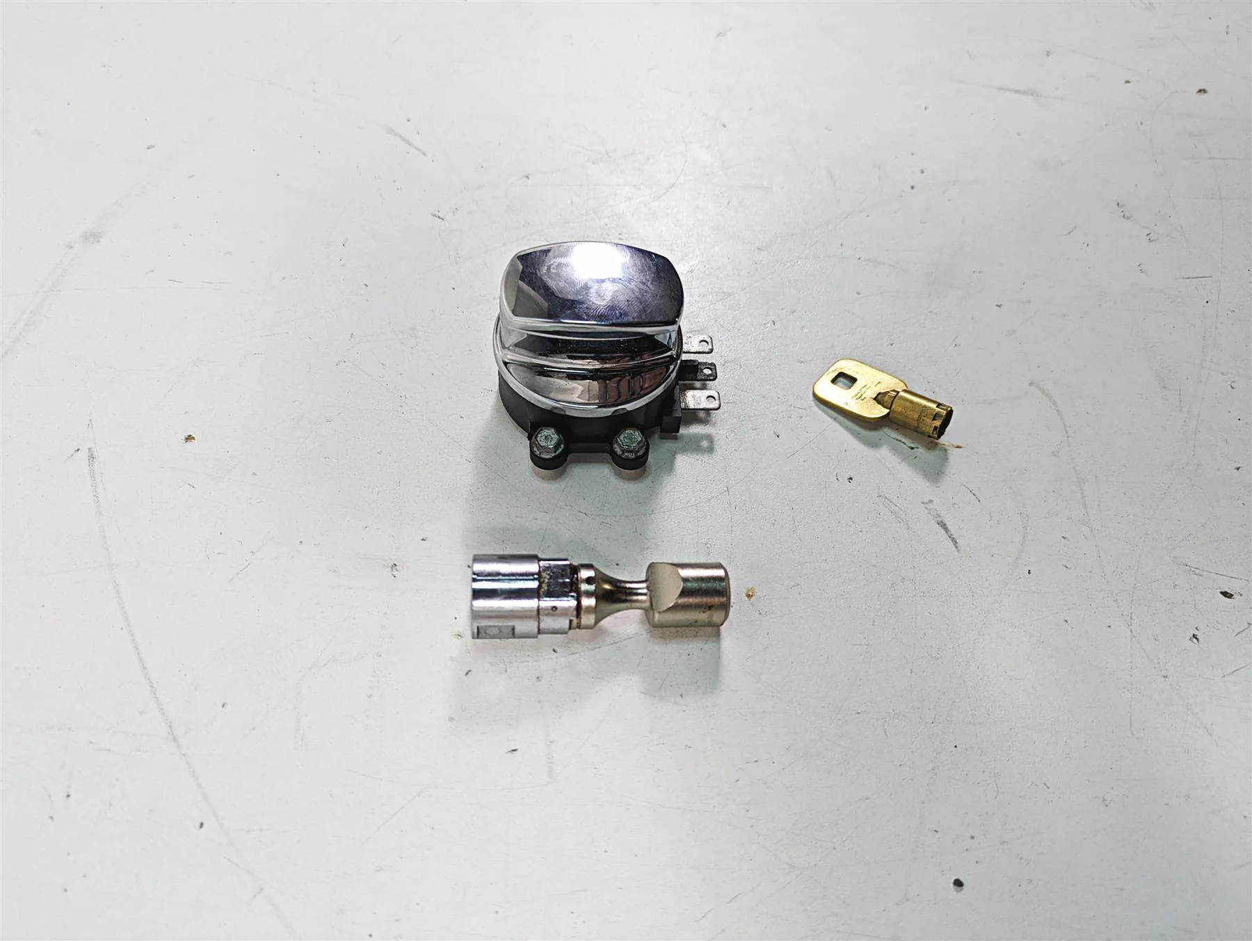 2009 Harley Softail FLSTSB Cross Bones Ignition Switch Steerin Key Lock 71450-04 - Image 6