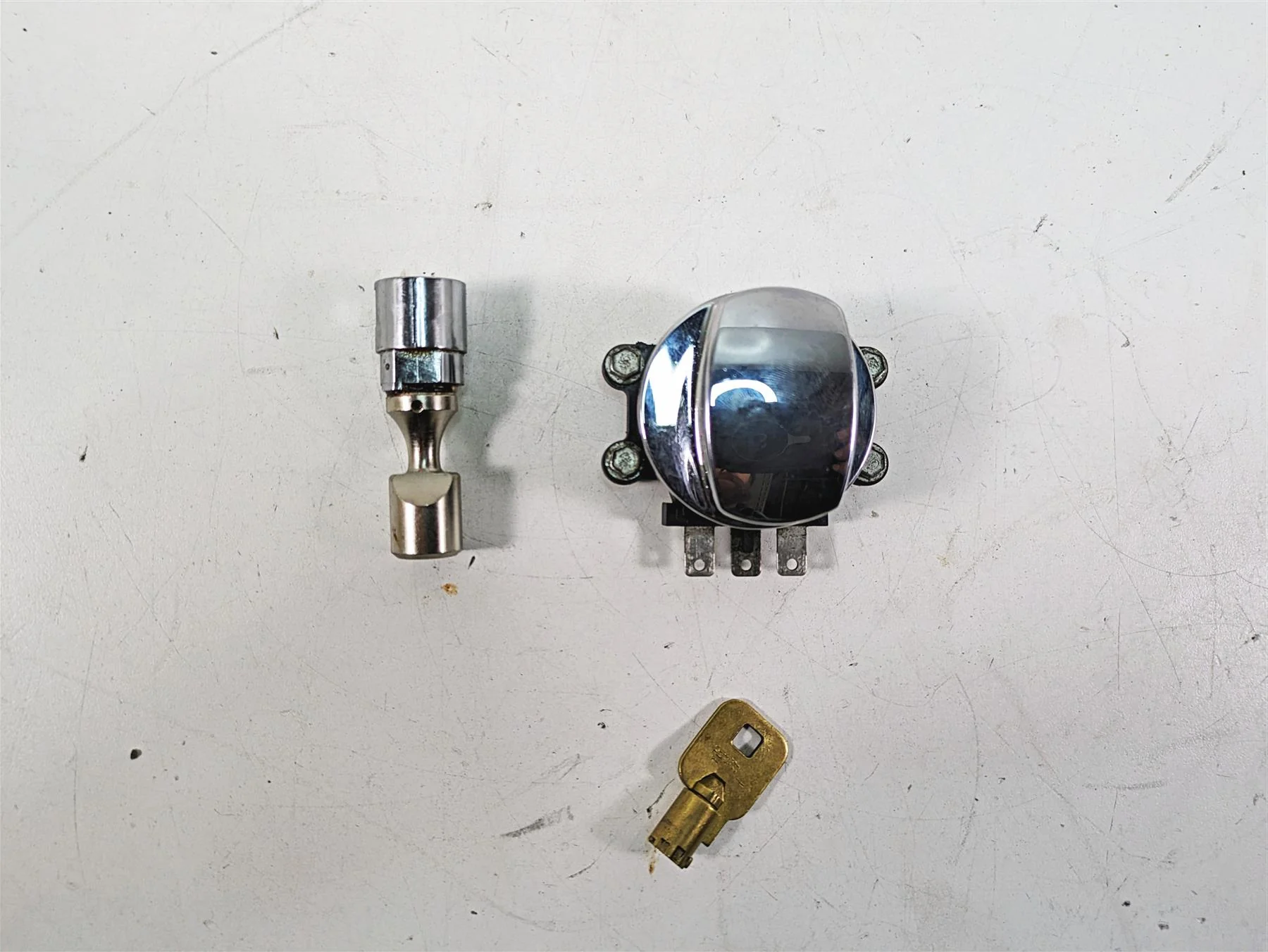 2009 Harley Softail FLSTSB Cross Bones Ignition Switch Steerin Key Lock 71450-04 - Image 7