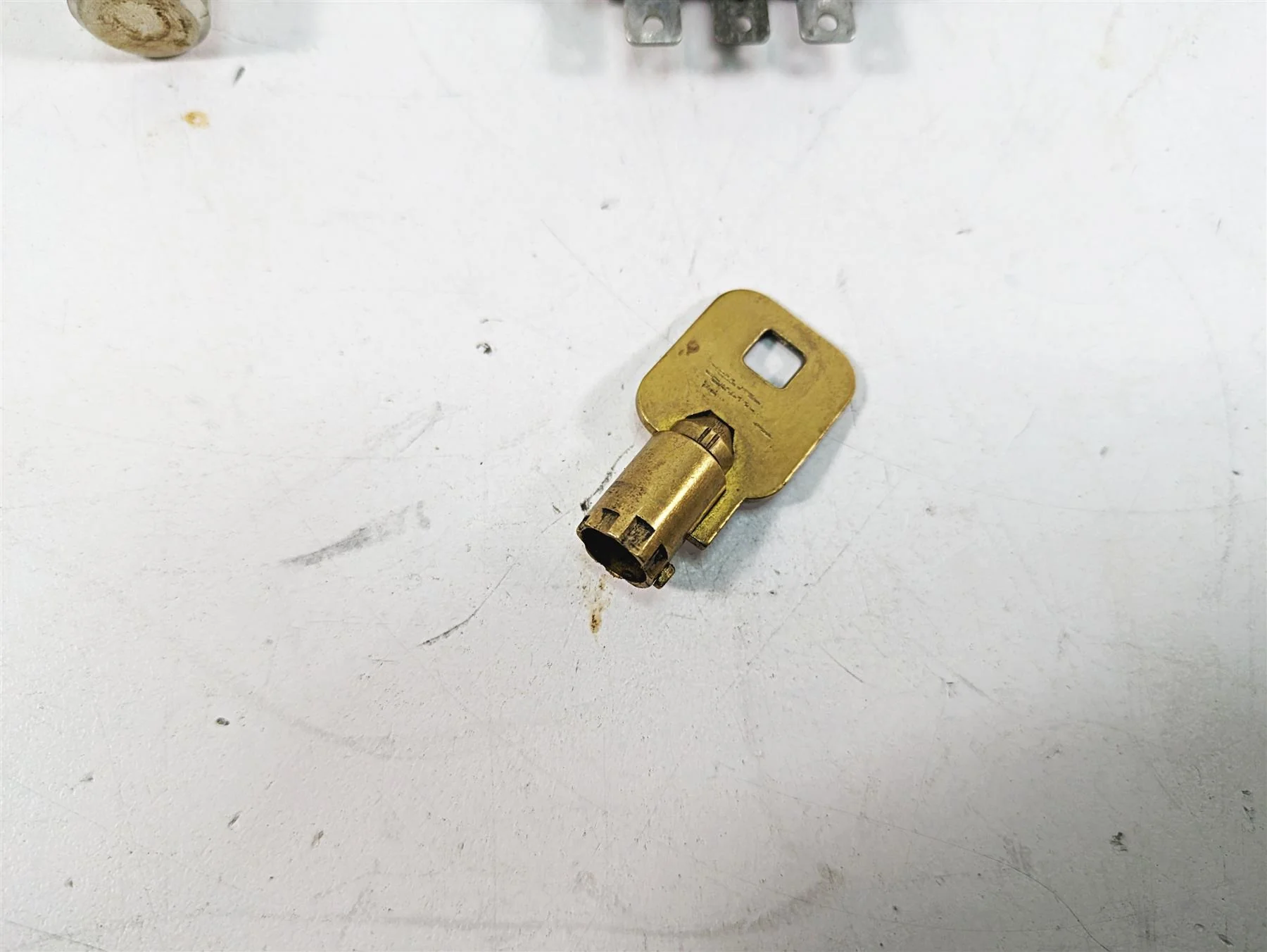 2009 Harley Softail FLSTSB Cross Bones Ignition Switch Steerin Key Lock 71450-04 - Image 8