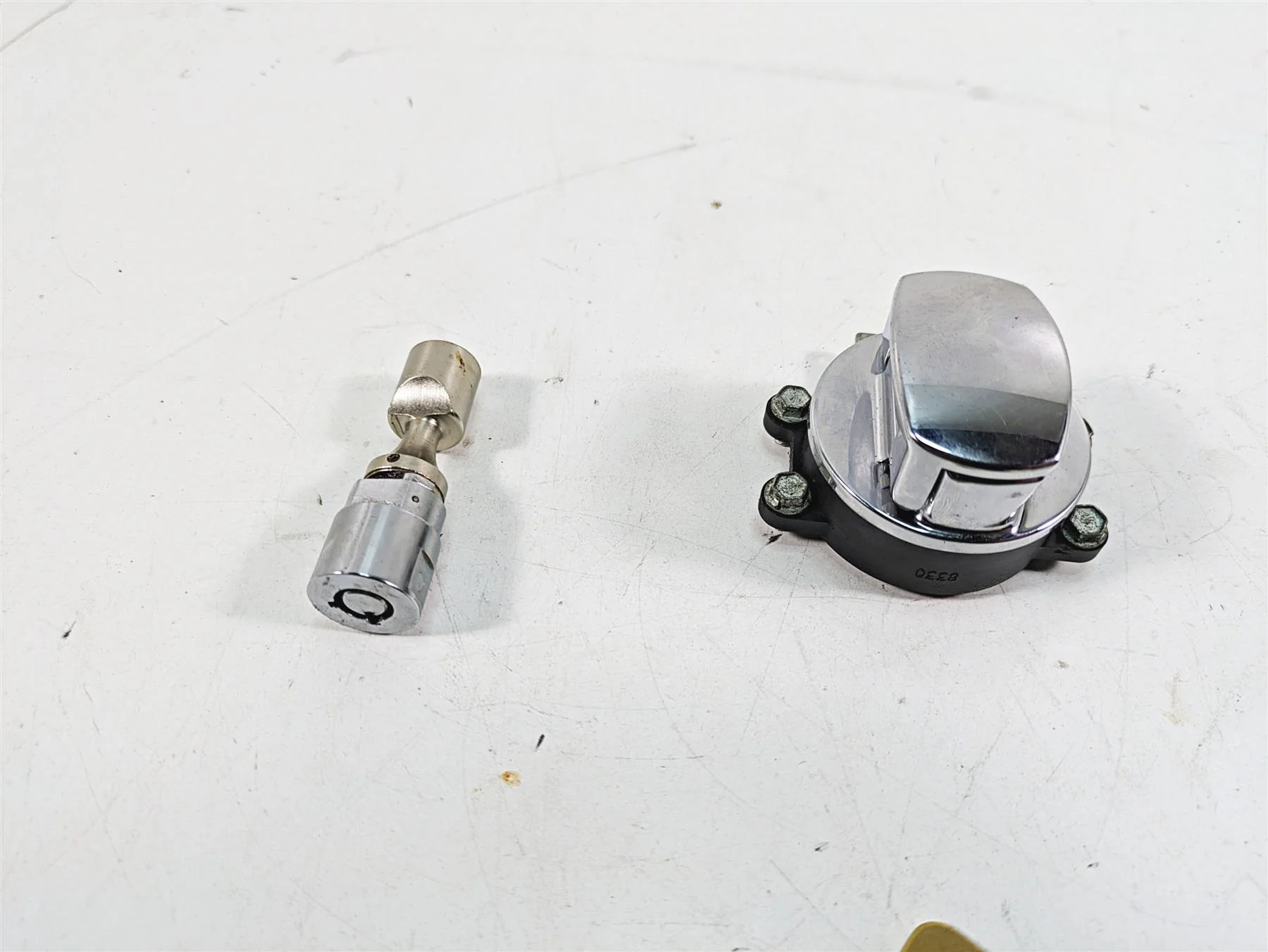 2009 Harley Softail FLSTSB Cross Bones Ignition Switch Steerin Key Lock 71450-04 - Image 9