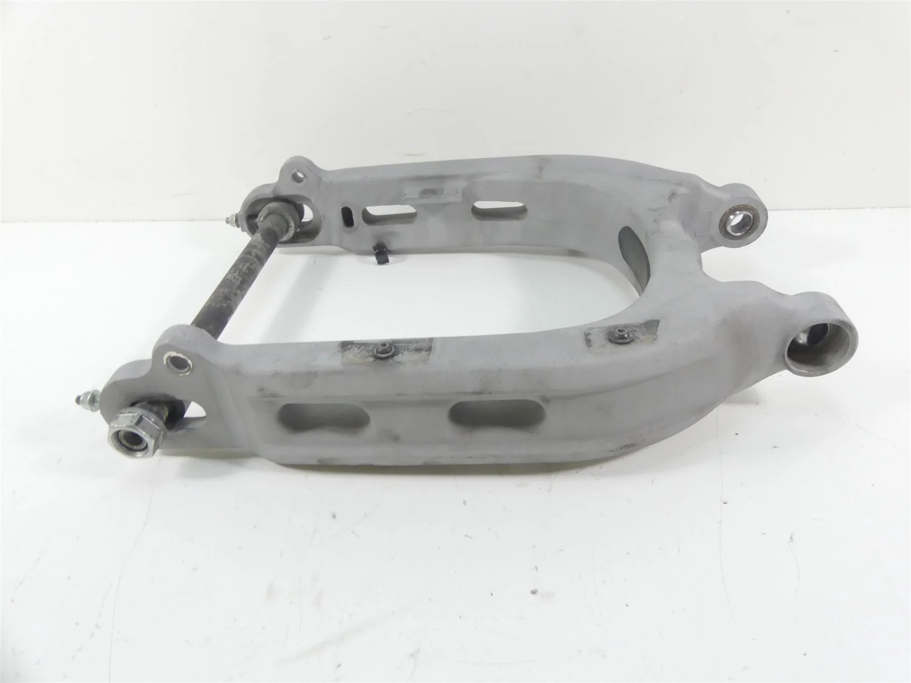 2009 Harley Sportster XR1200 Rear Swingarm Swing Arm + Axle & Guards 47680-08 - Image 2
