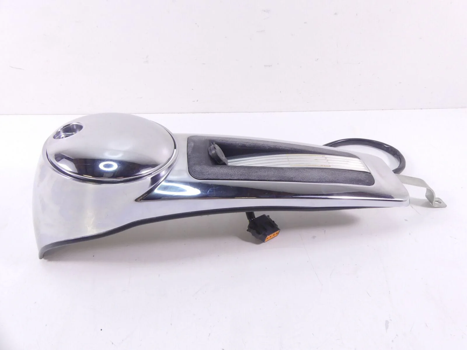 2009 Harley Touring FLHTCU Electra Glide Fuel Gas Tank Dash Cover   61270-08 - Image 3