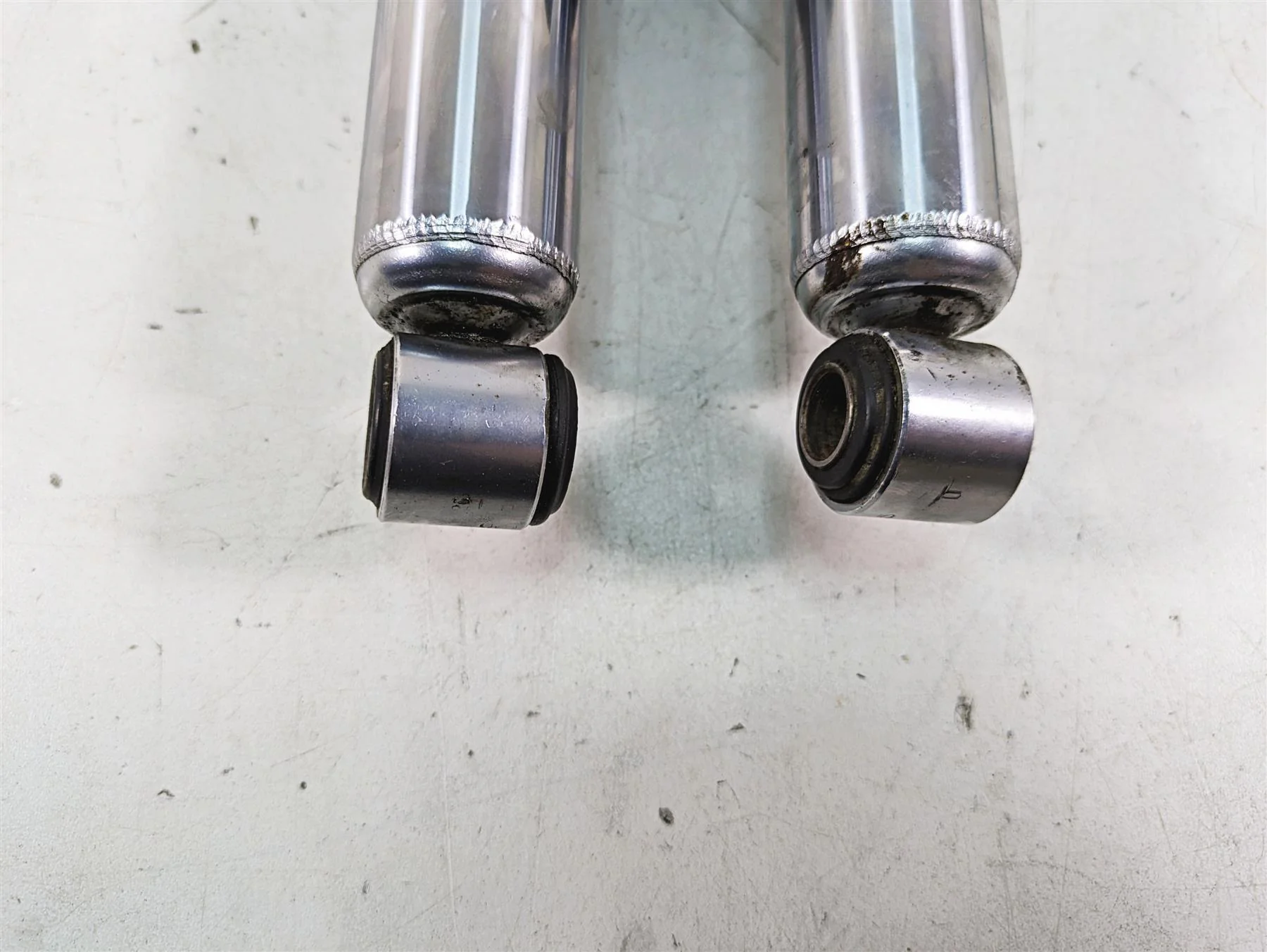 2009 Harley Touring FLHTCU Electra Glide Rear Air Shock Damper Set READ 54565-97 - Image 2