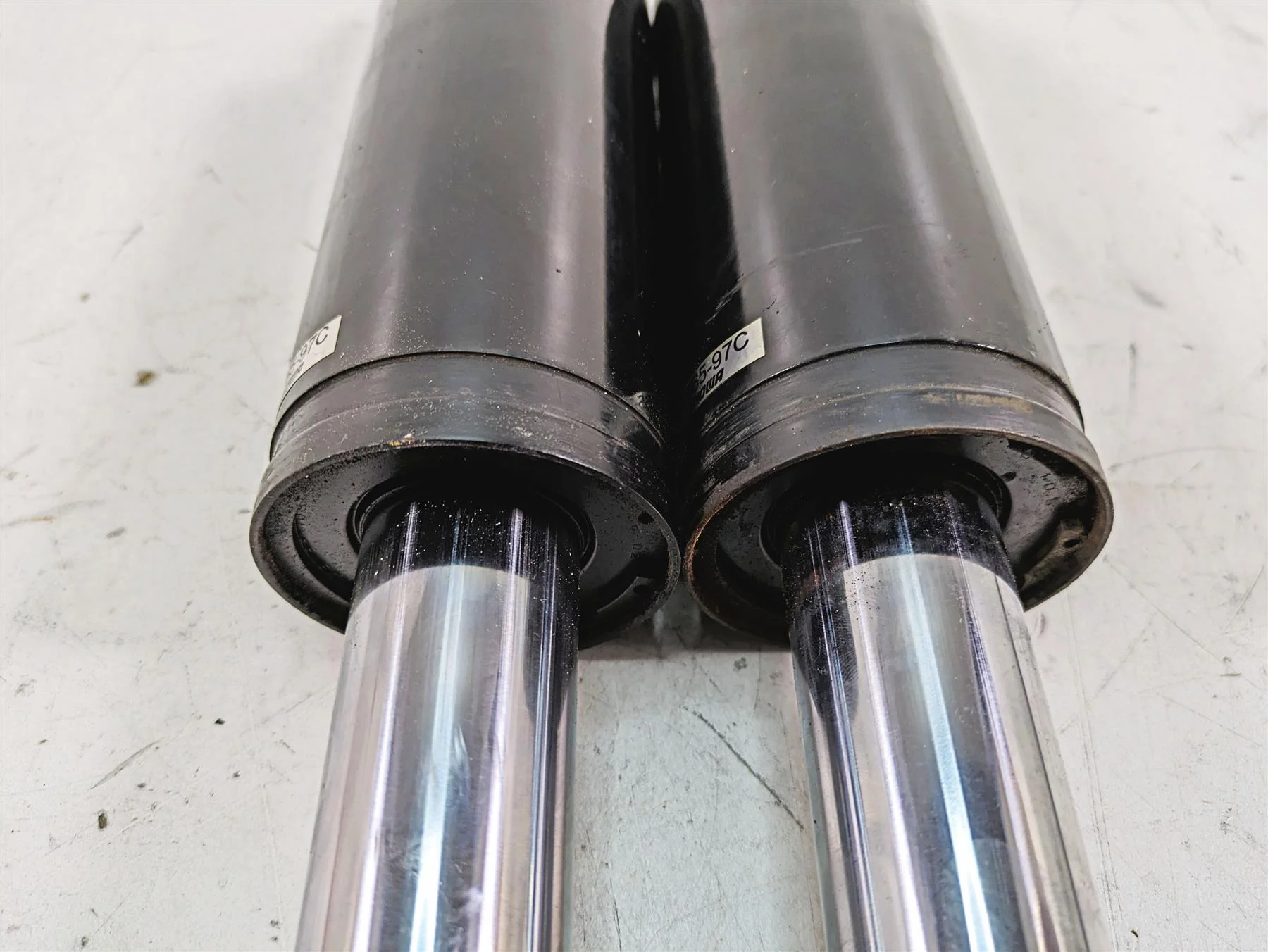 2009 Harley Touring FLHTCU Electra Glide Rear Air Shock Damper Set READ 54565-97 - Image 3