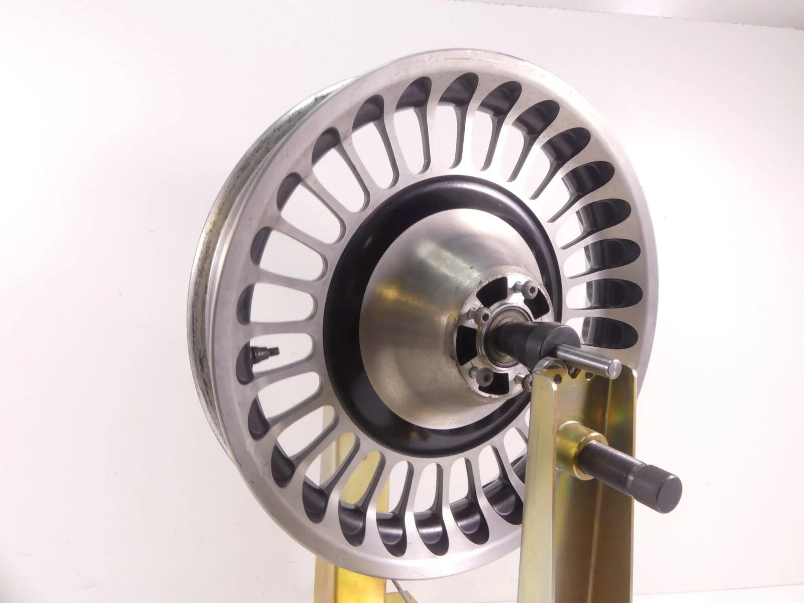 2009 Harley Touring FLHTCU Electra Glide Straight Front Cast Wheel 17x3 43300161 - Image 5