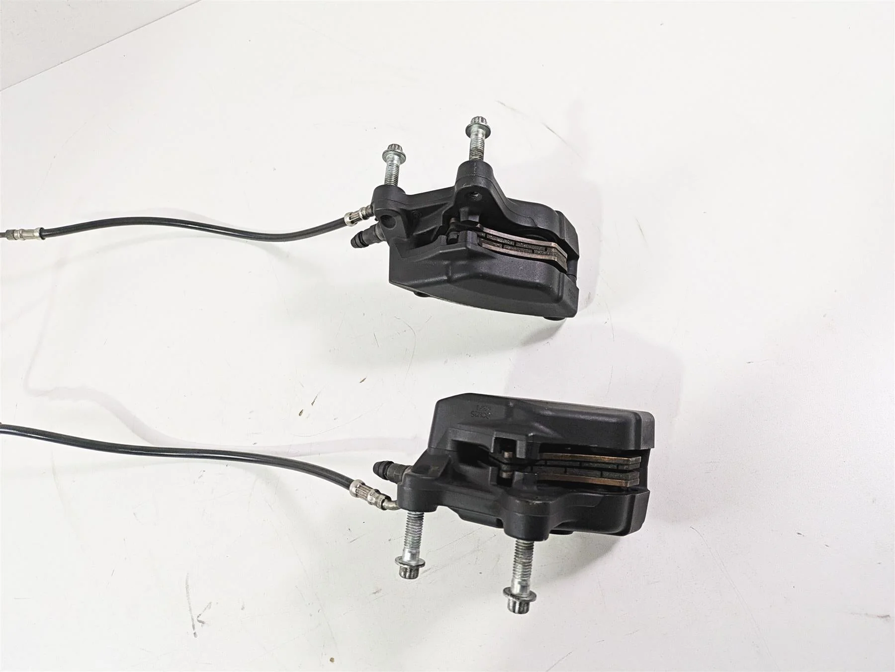2009 Harley Touring FLHX Street Glide Front Brake Caliper Set 43027-08 44023-08 - Image 10