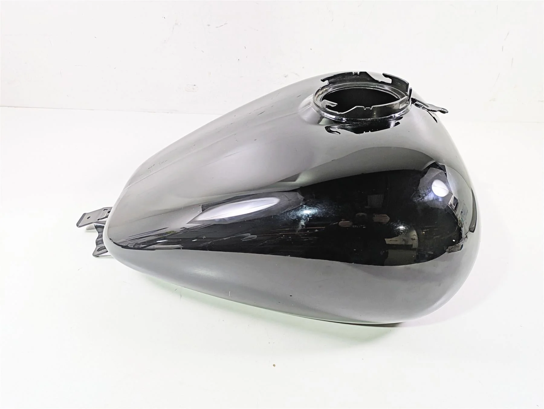 2009 Harley Touring FLHX Street Glide Fuel Gas Petrol Tank Reservoir 61356-08 - Image 3
