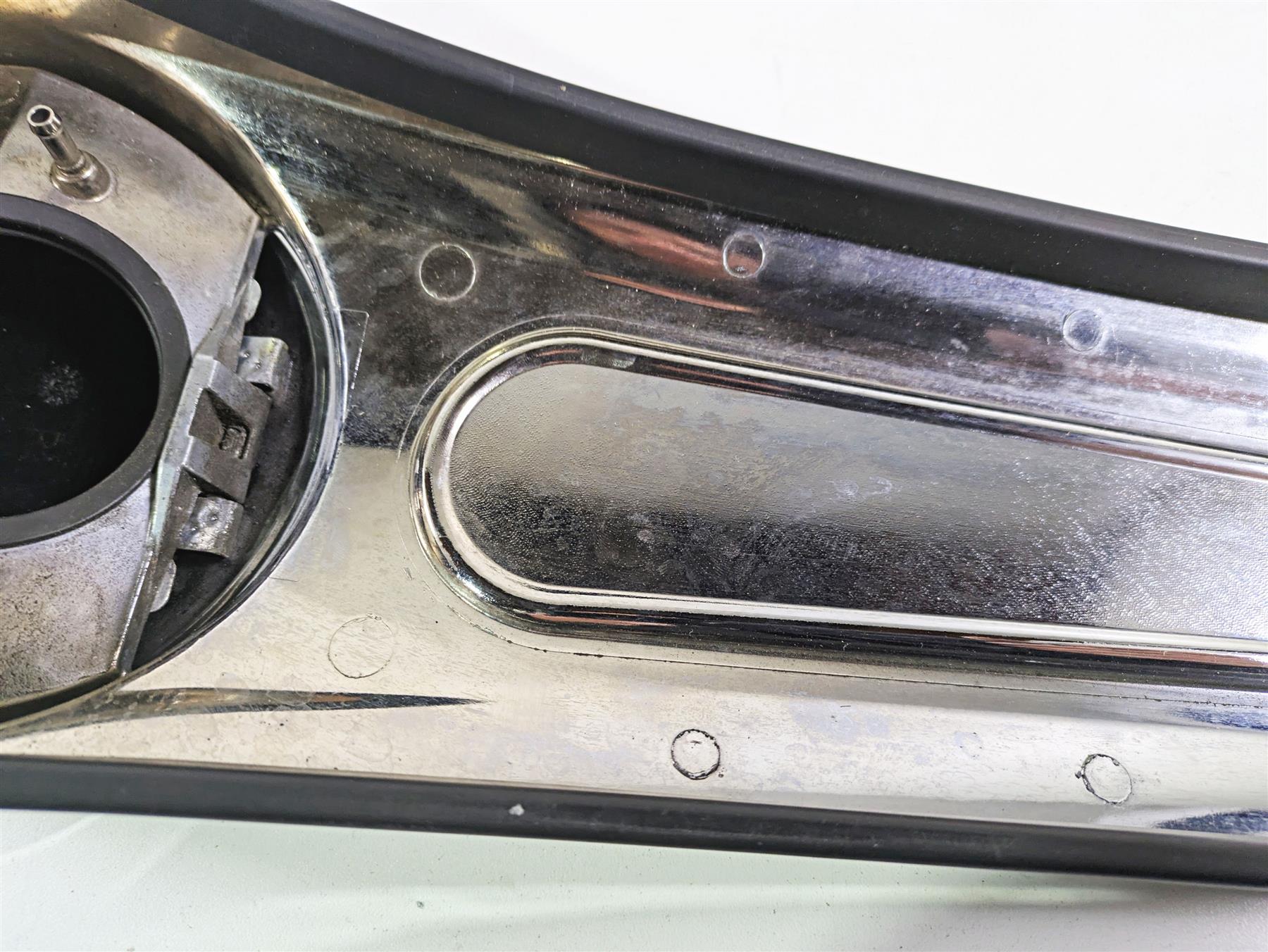 2009 Harley Touring FLHX Street Glide Fuel Tank Cover Dash Console 69214-08 - Image 11